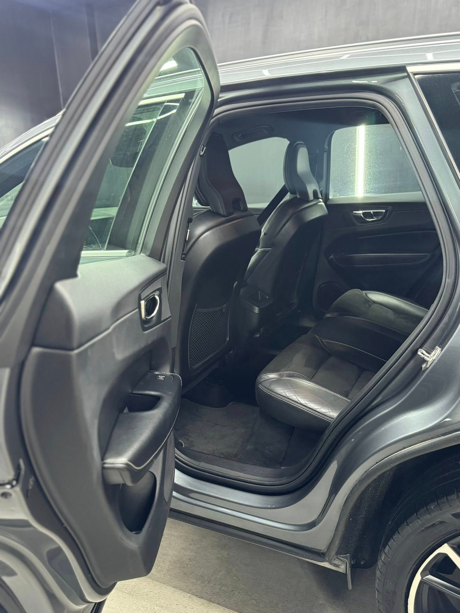 
VOLVO XC60 T5 AWD Geartronic Inscription 2018 full									