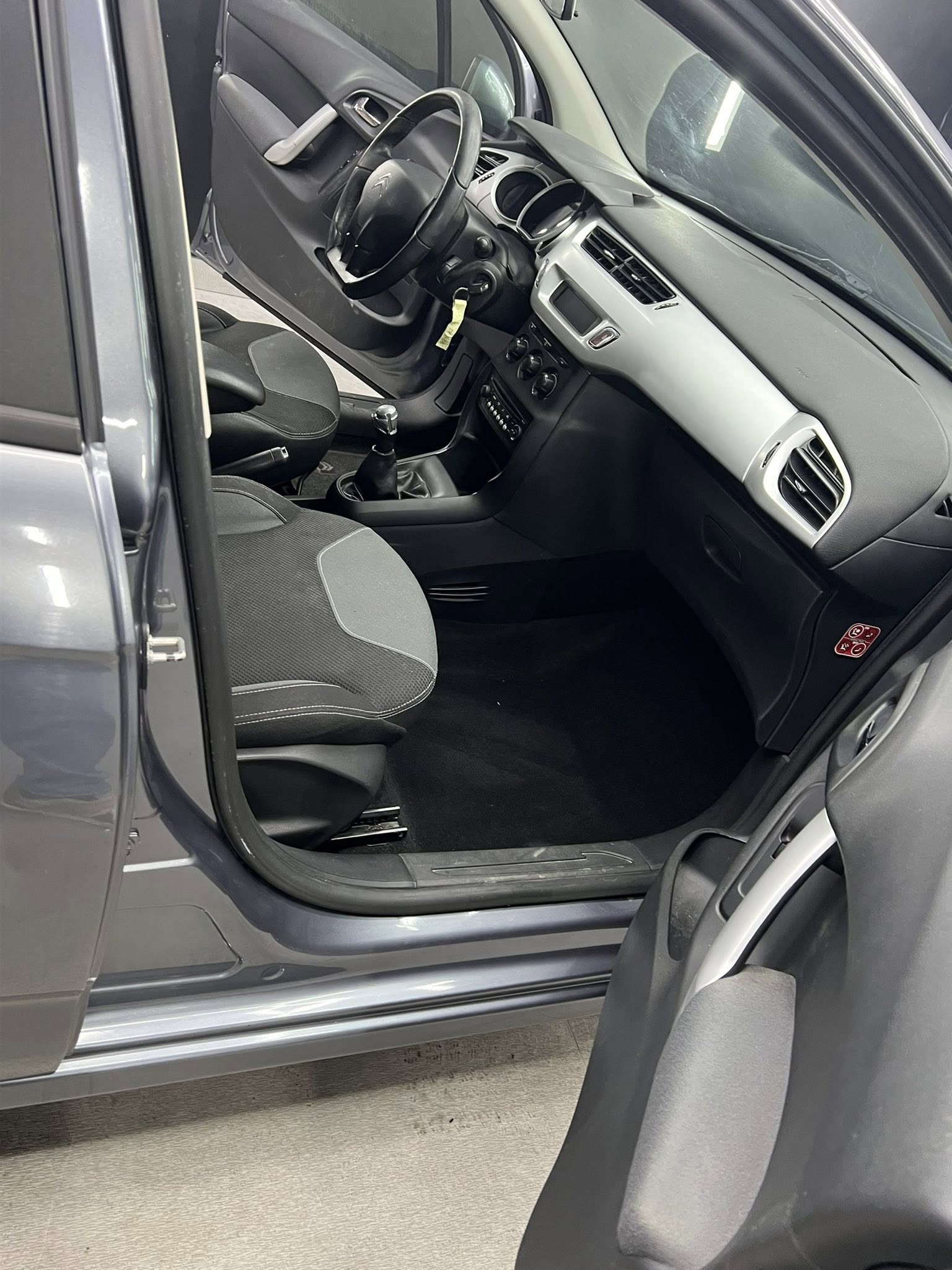 
CITROENC3 1.6 e-HDi 90 airdream Exclusive2011 full									