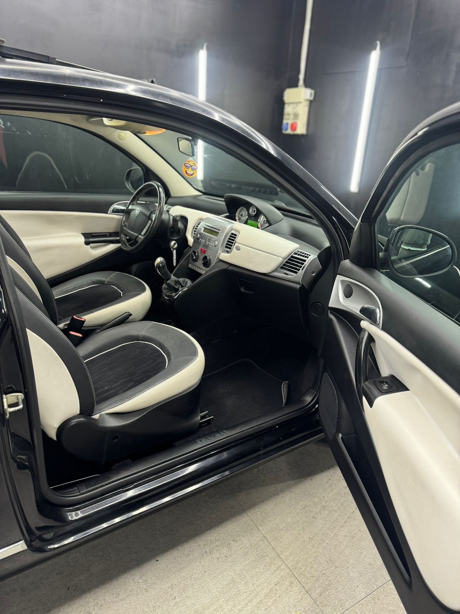 
LANCIAYPSILON 1.3 MJT 75 CV Platinum2011 full									