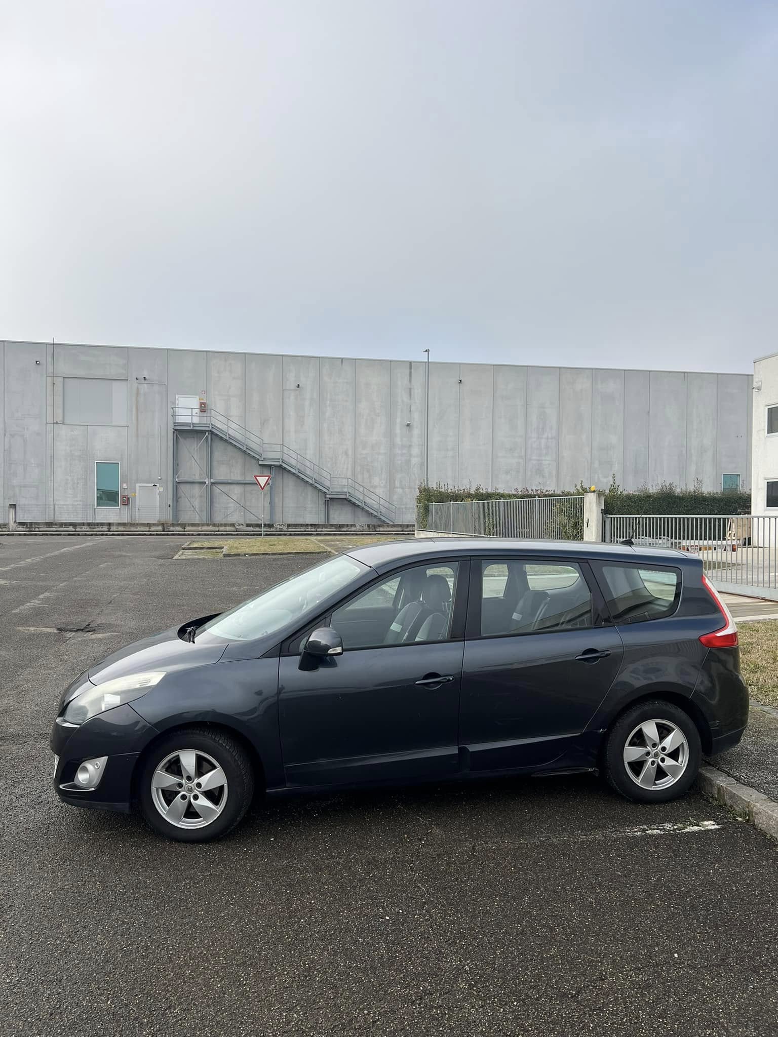 
RENAULTSCENIC 1.5 dCi 110CV Luxe2011 full									