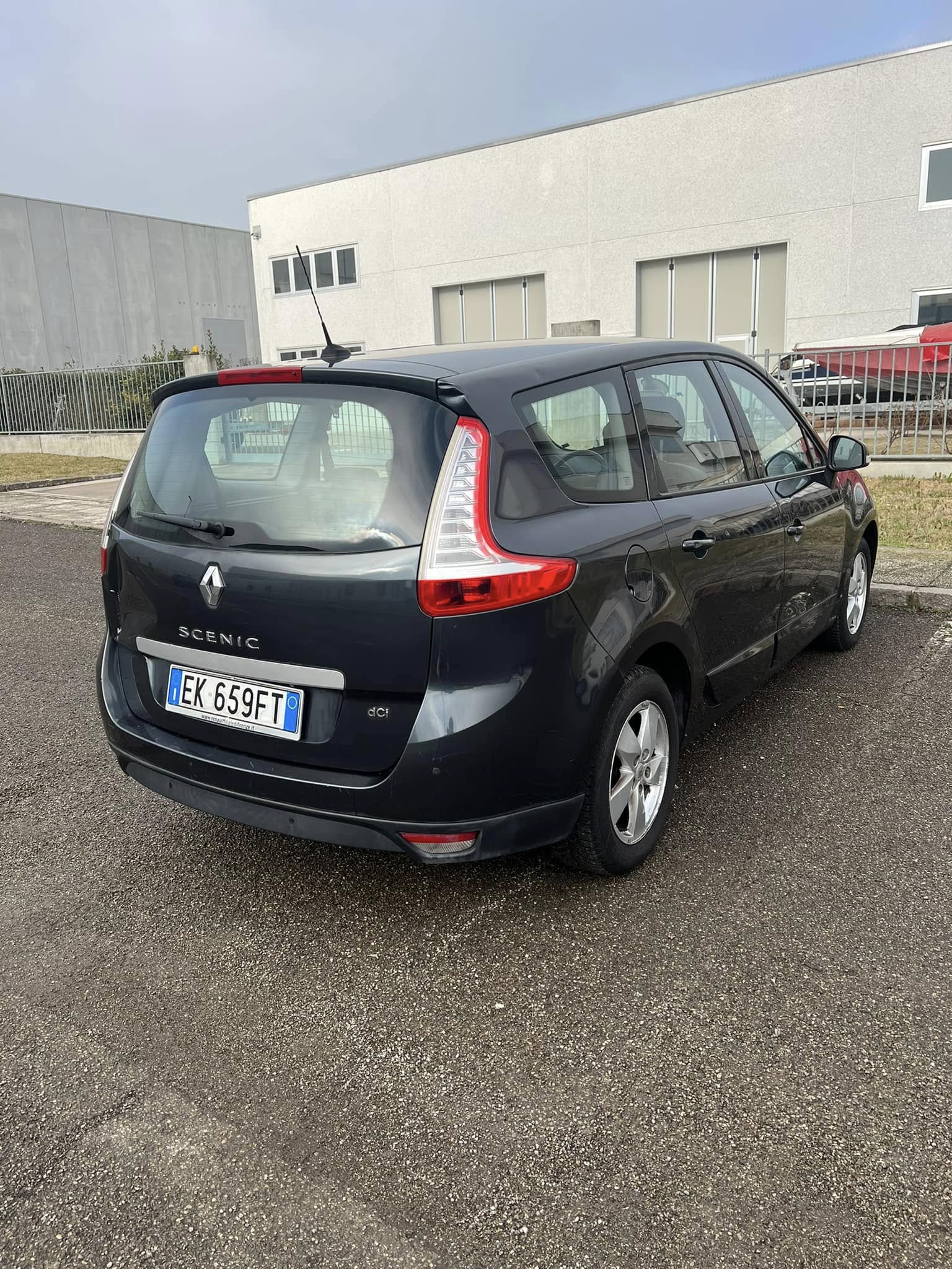 
RENAULTSCENIC 1.5 dCi 110CV Luxe2011 full									