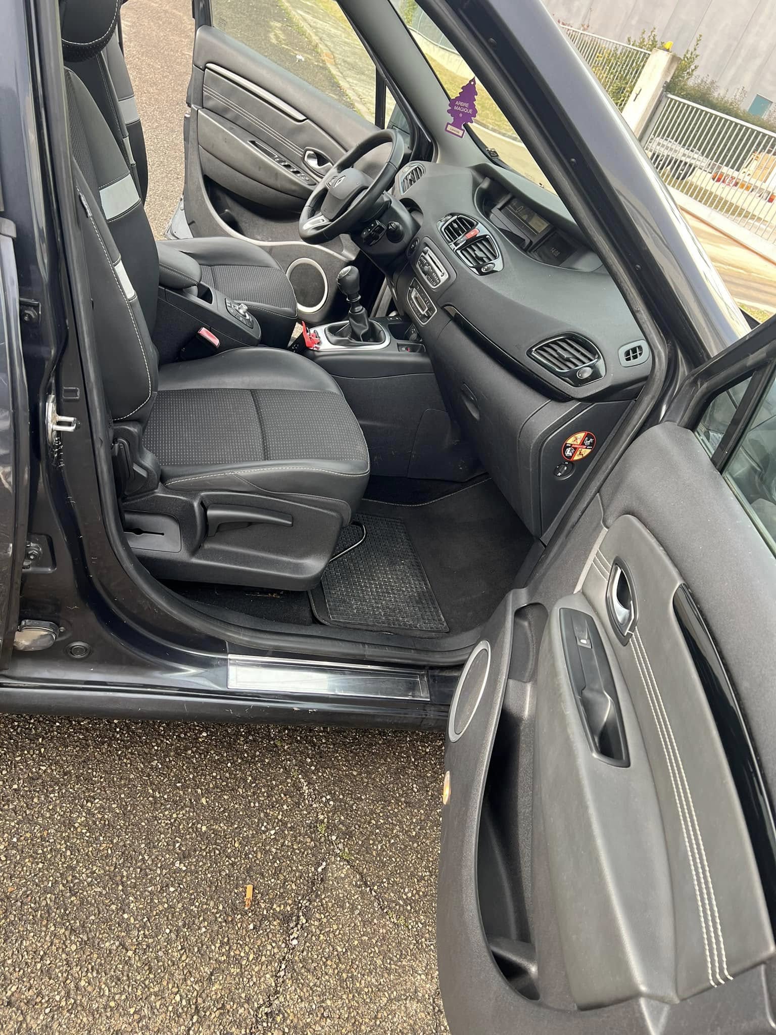 
RENAULTSCENIC 1.5 dCi 110CV Luxe2011 full									