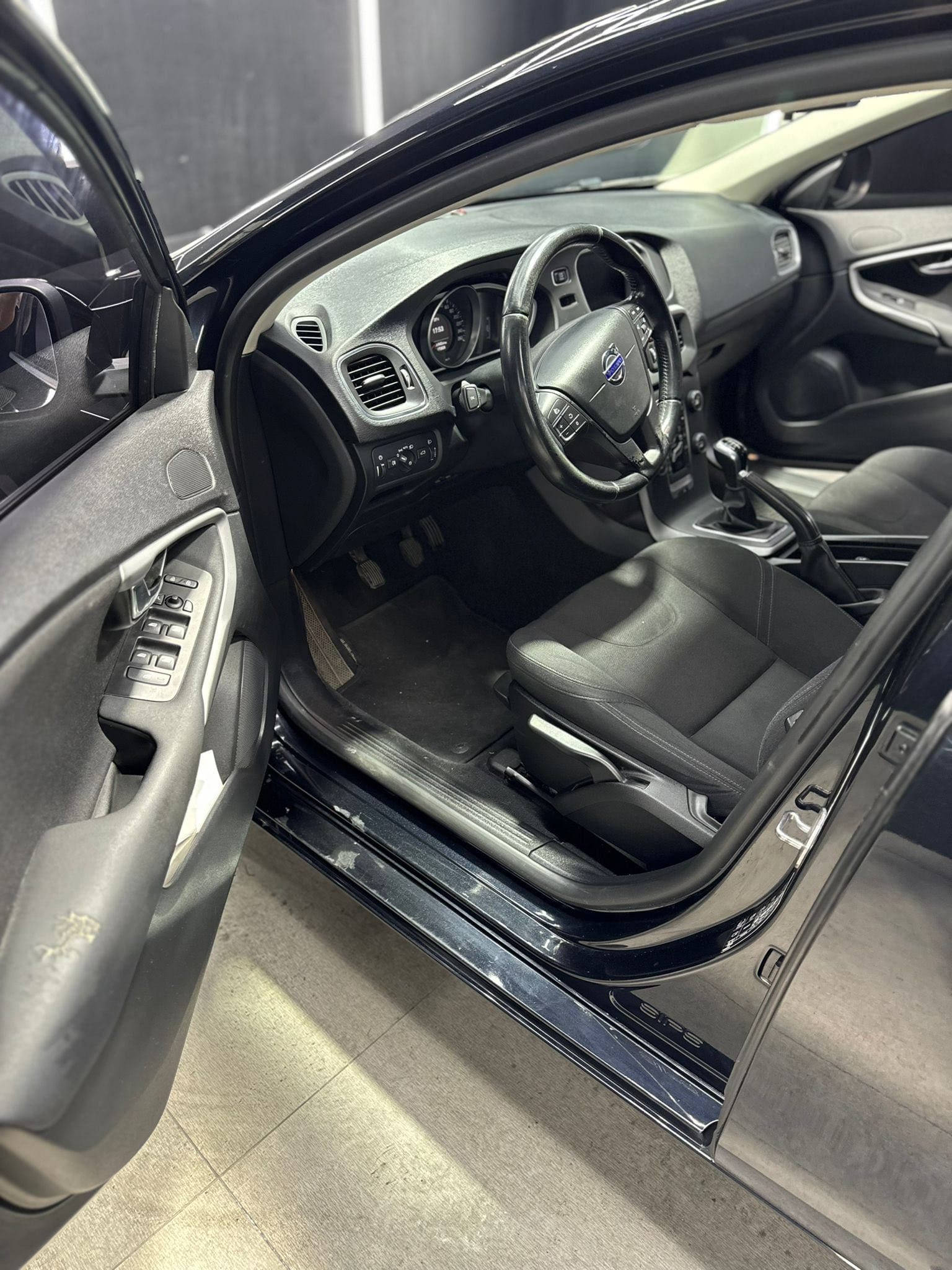 
VOLVOV40 D2 1.6 Summum2014 full									