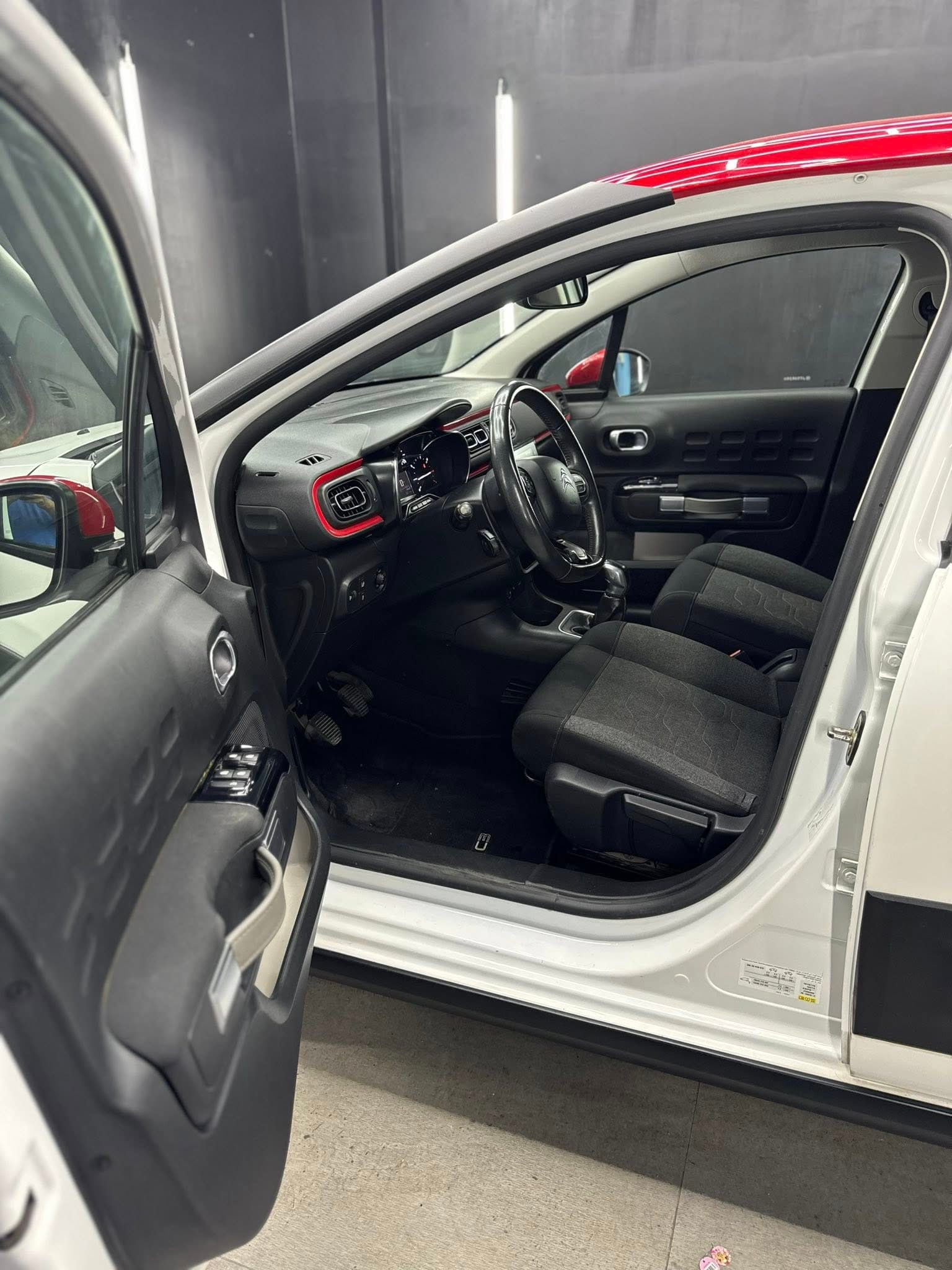 
CITROENC3 PureTech 82 Shine2018 full									