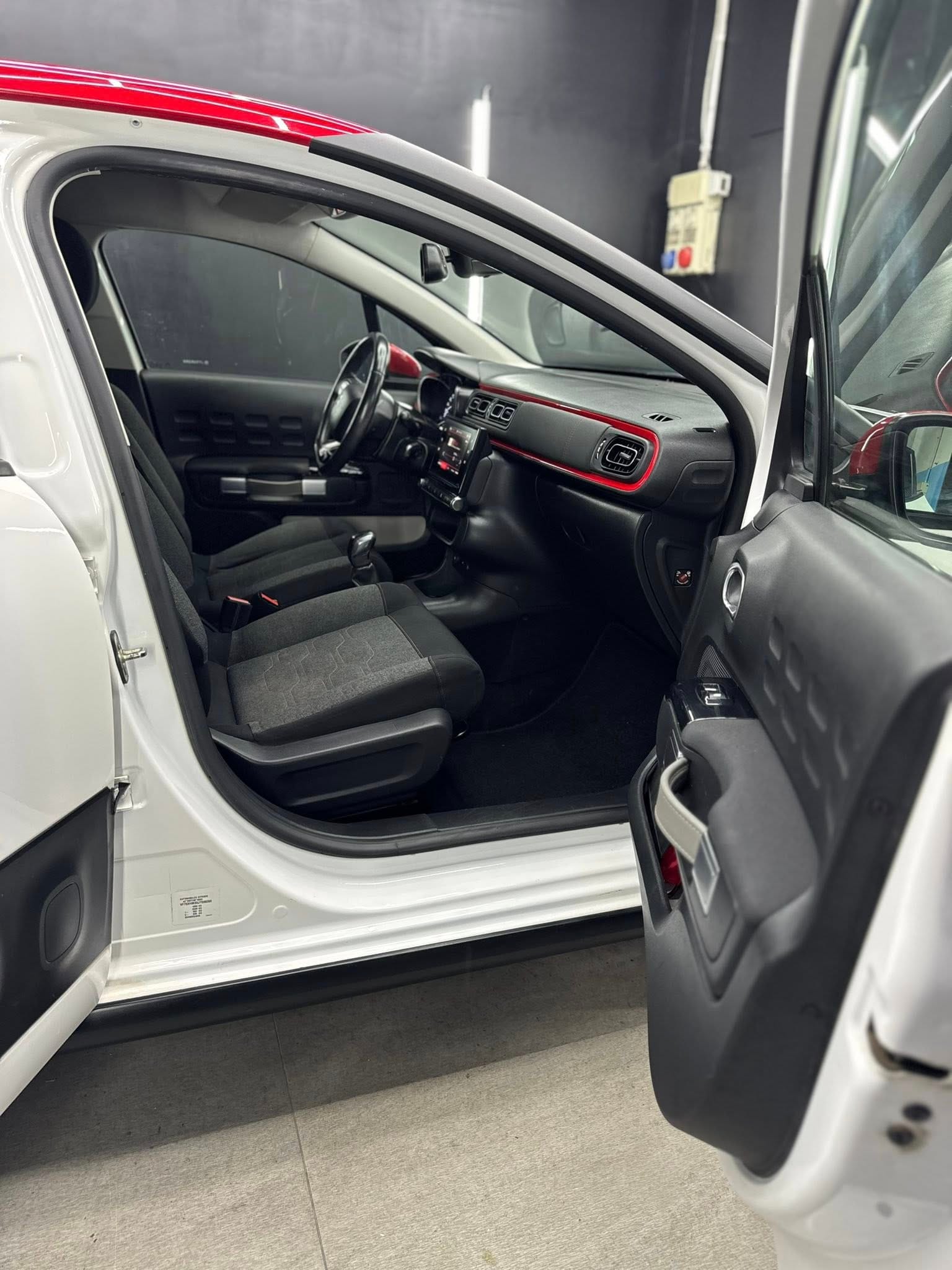 
CITROENC3 PureTech 82 Shine2018 full									