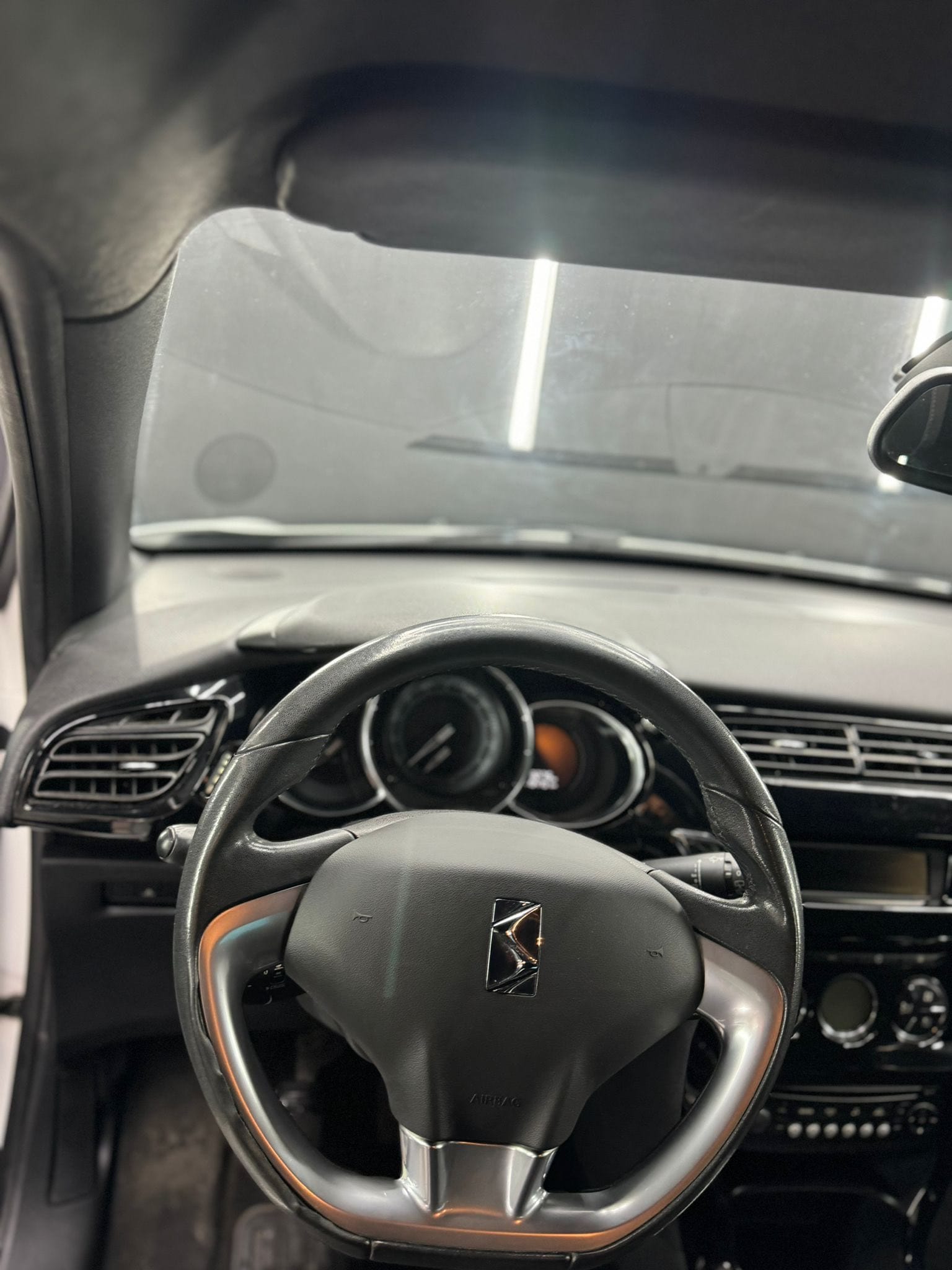 
CITROENDS3 1.2 VTi 82 Just Black2013 full									