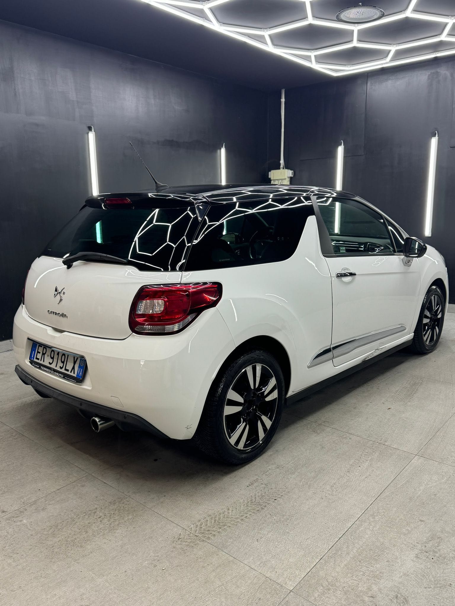 
CITROENDS3 1.2 VTi 82 Just Black2013 full									