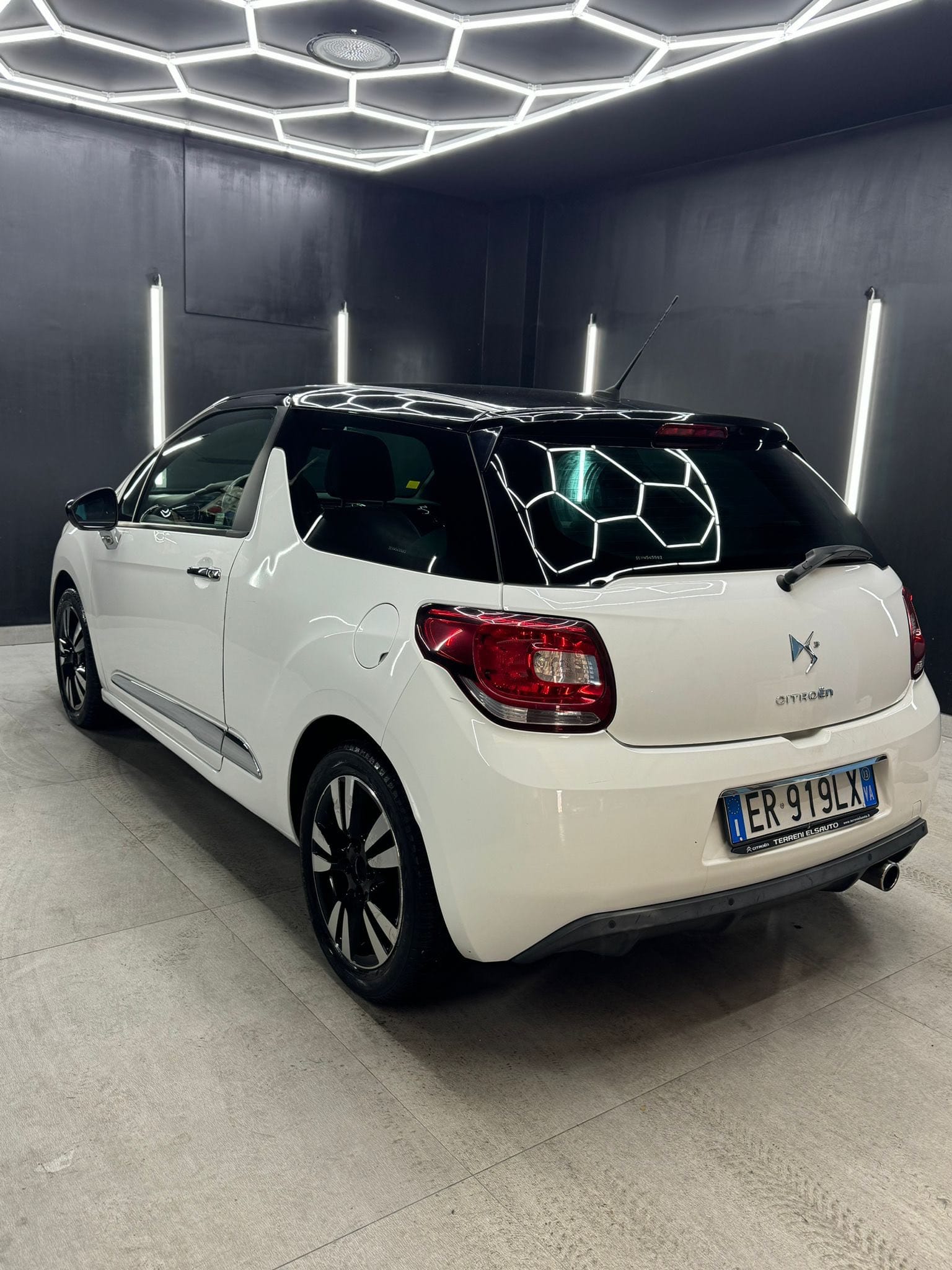 
CITROENDS3 1.2 VTi 82 Just Black2013 full									