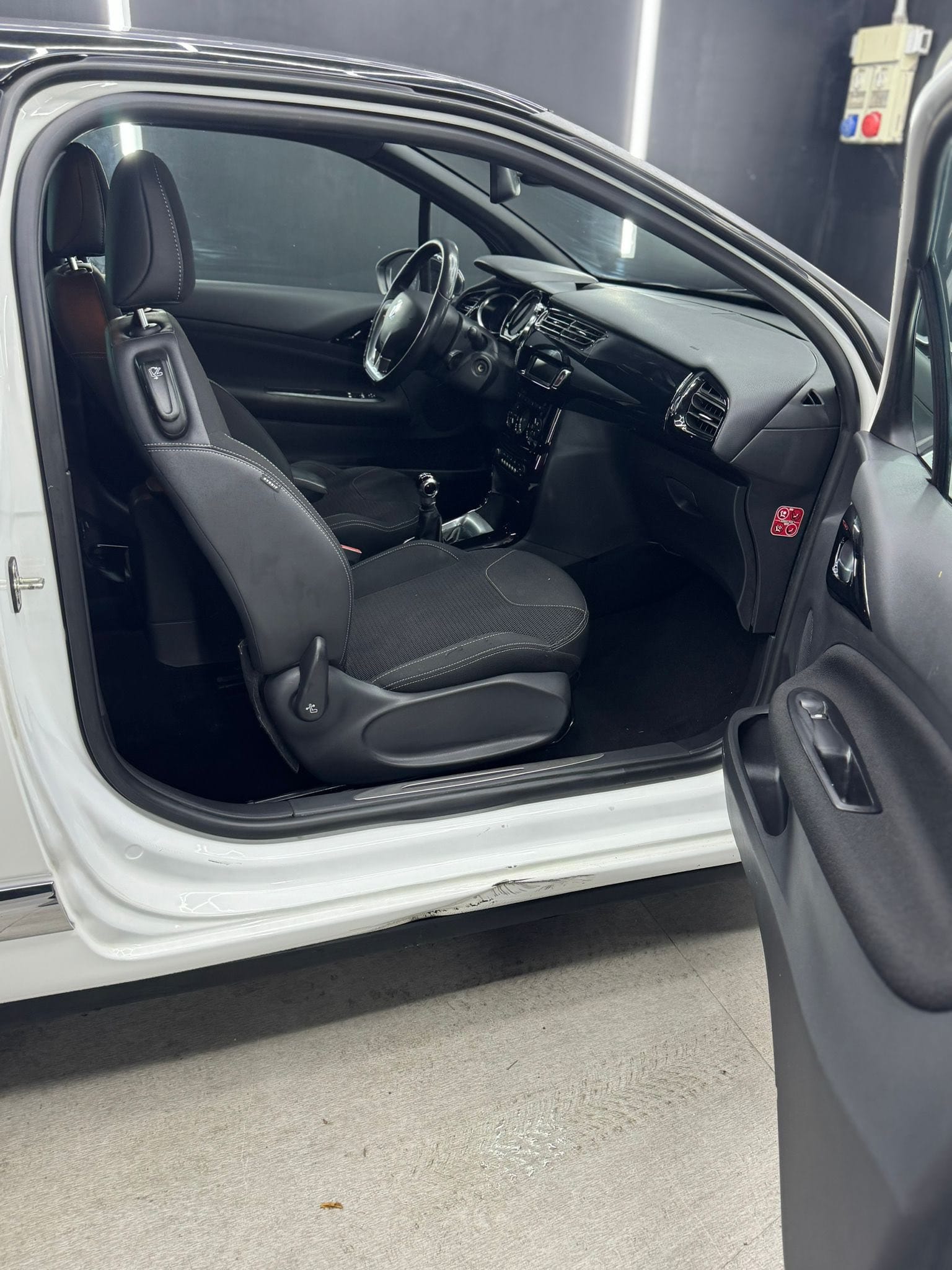 
CITROENDS3 1.2 VTi 82 Just Black2013 full									