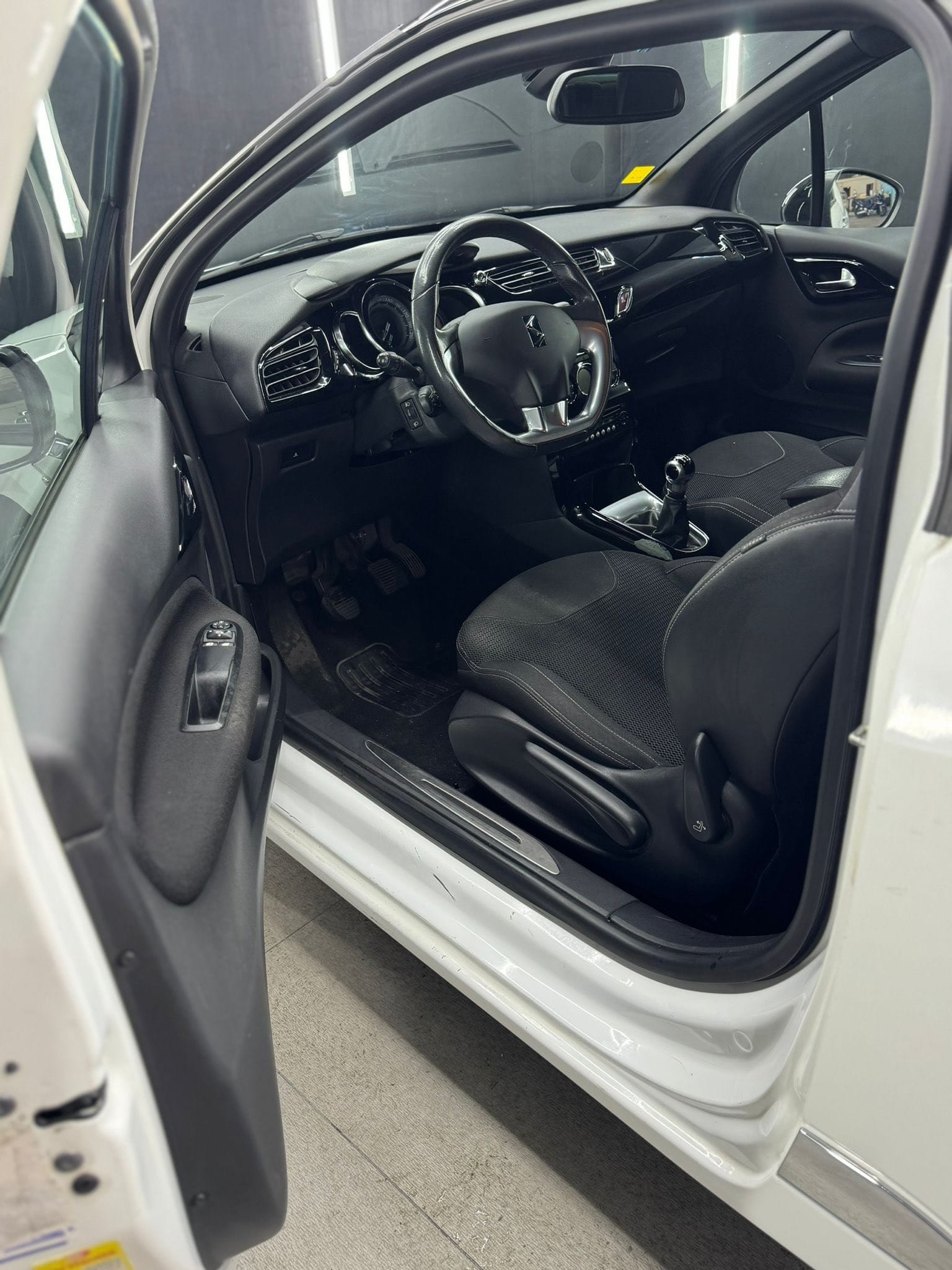 
CITROENDS3 1.2 VTi 82 Just Black2013 full									