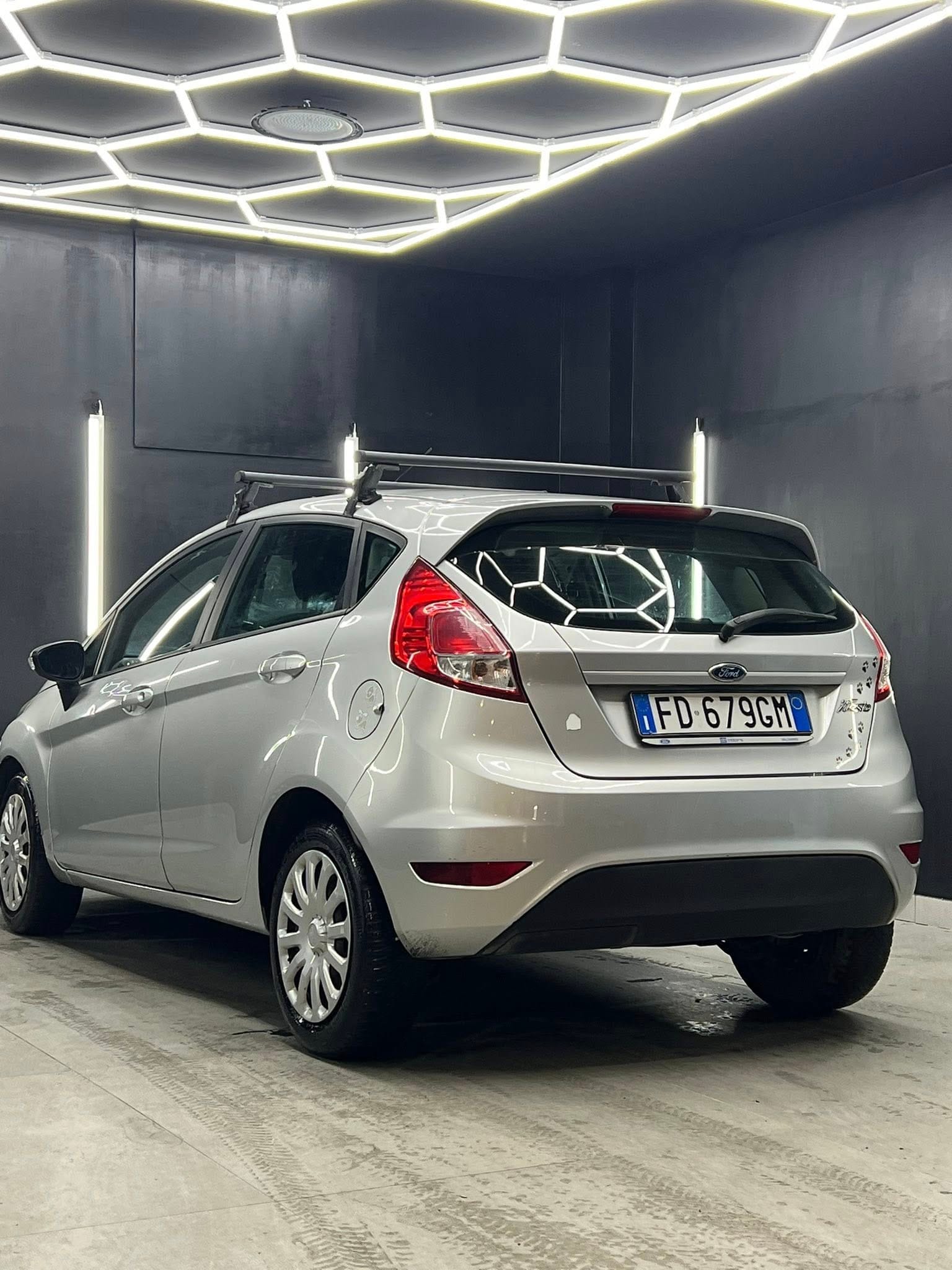 
FORDFIESTA 1.4 5P Bz.- Black e White Edition2016 full									