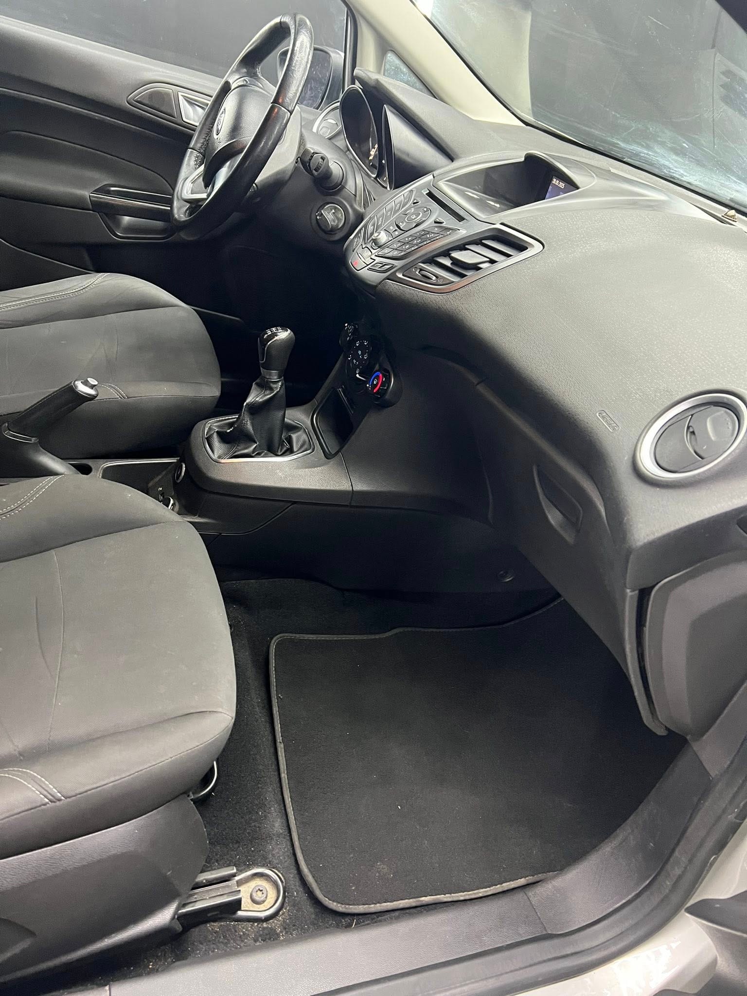 
FORDFIESTA 1.4 5P Bz.- Black e White Edition2016 full									