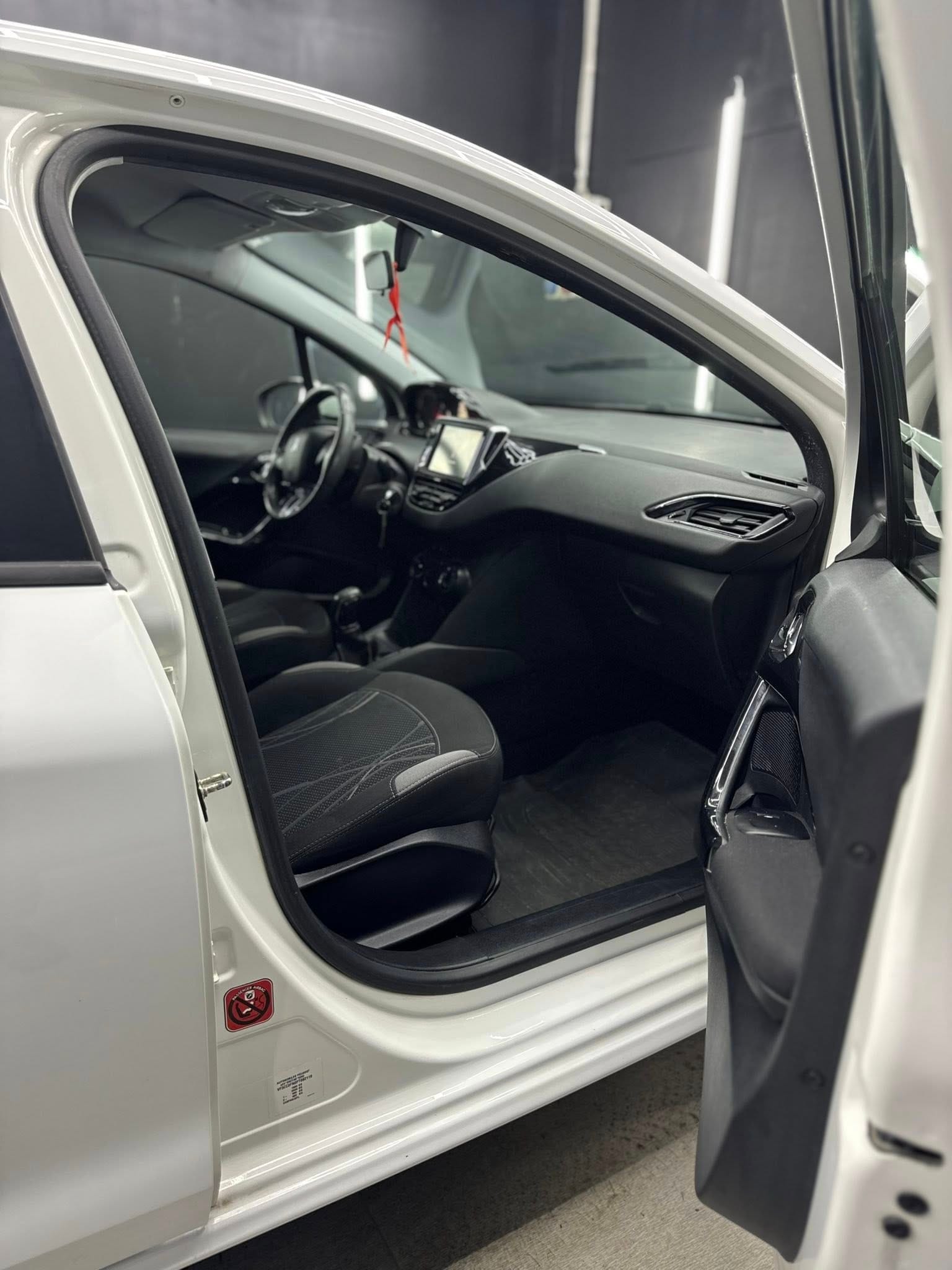 
PEUGEOT208 1o serie 1.4 VTi 95 CV 5P Allure2015 full									