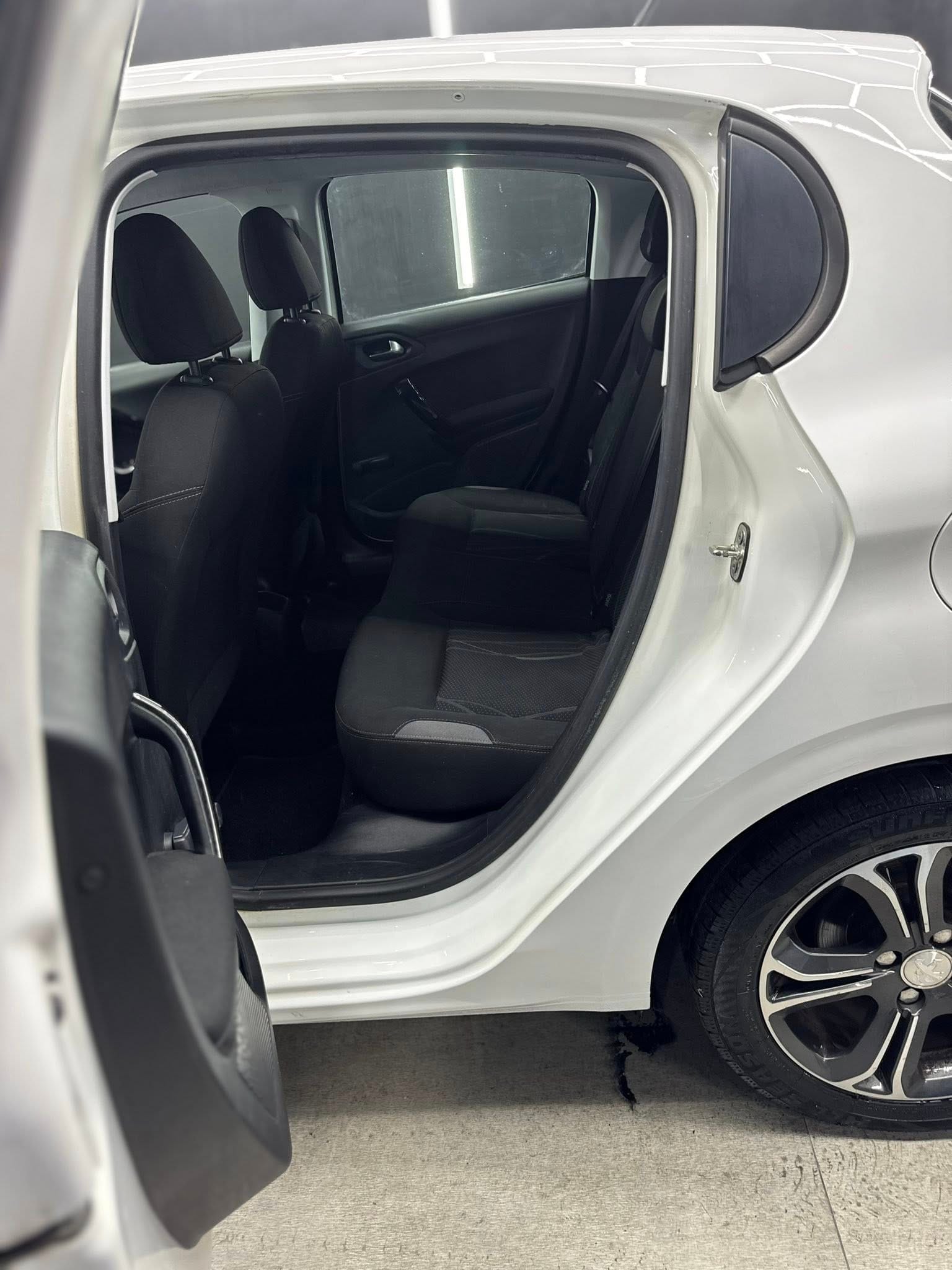 
PEUGEOT208 1o serie 1.4 VTi 95 CV 5P Allure2015 full									