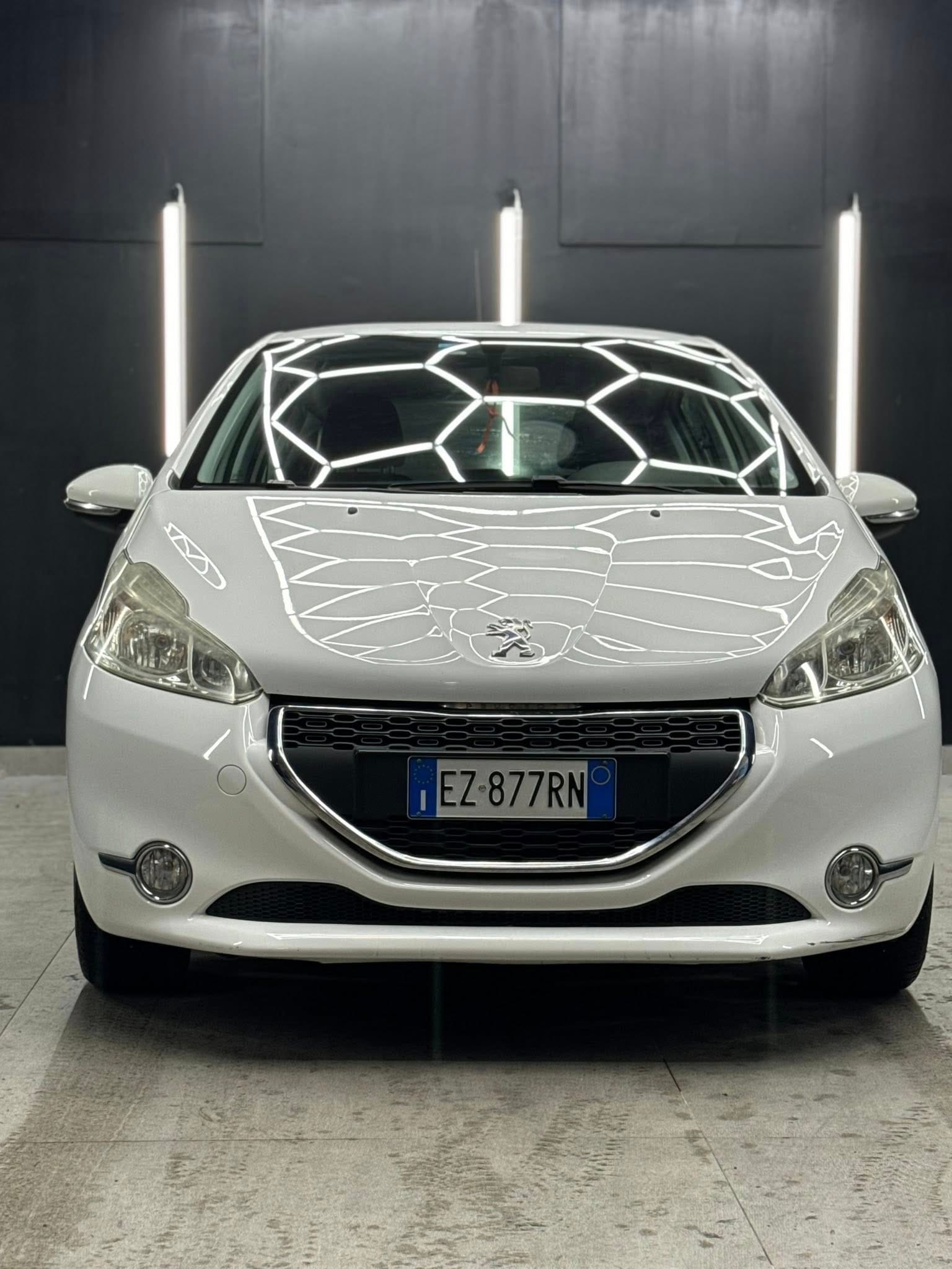 
PEUGEOT208 1o serie 1.4 VTi 95 CV 5P Allure2015 full									
