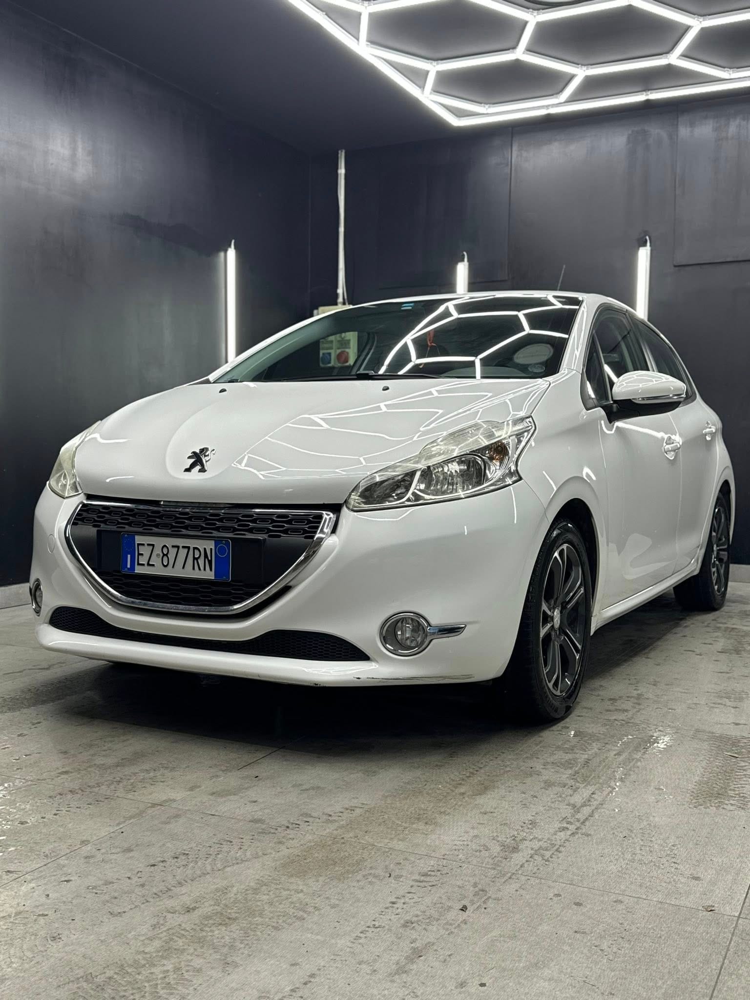 
PEUGEOT208 1o serie 1.4 VTi 95 CV 5P Allure2015 full									