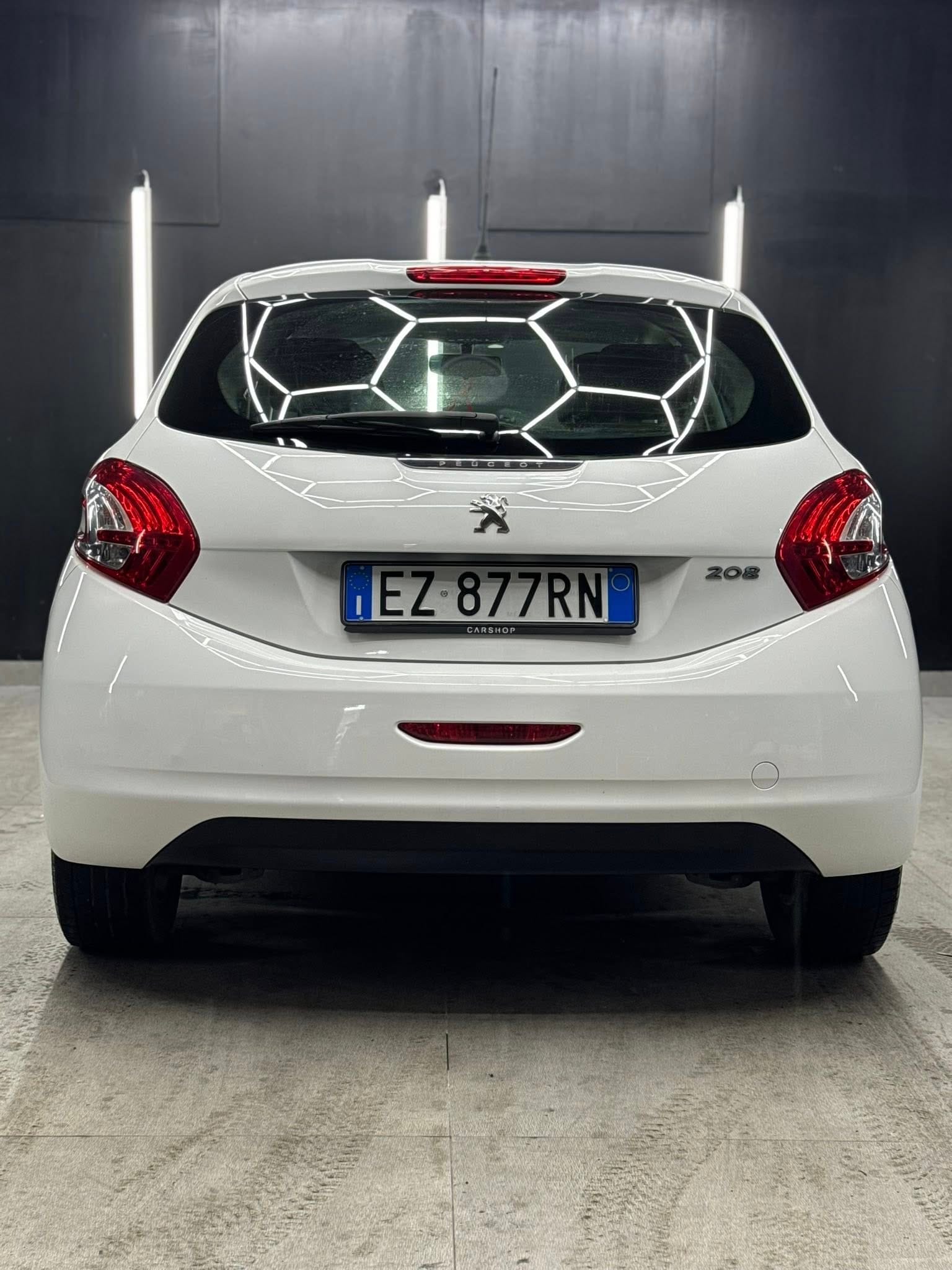 
PEUGEOT208 1o serie 1.4 VTi 95 CV 5P Allure2015 full									