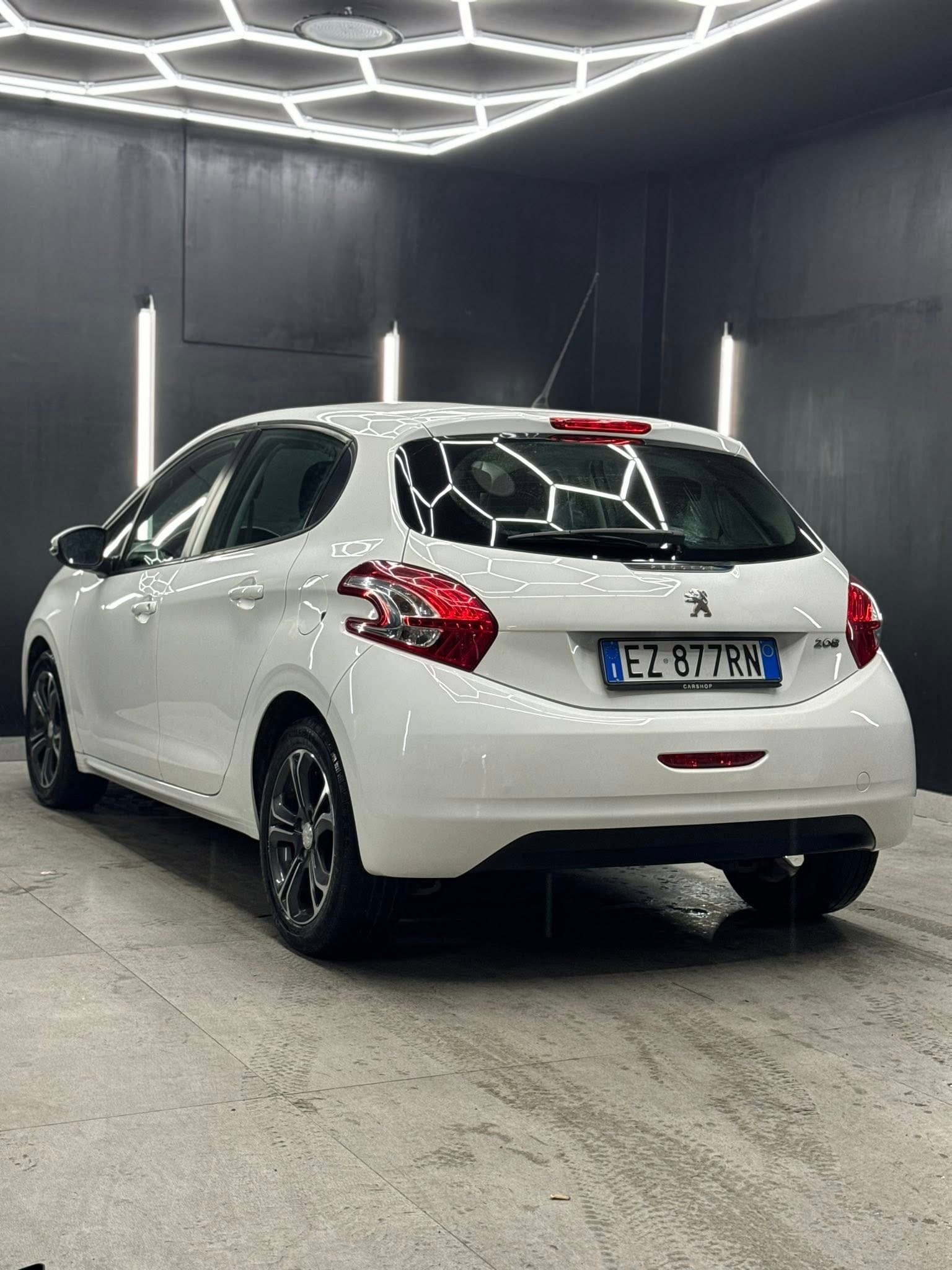 
PEUGEOT208 1o serie 1.4 VTi 95 CV 5P Allure2015 full									