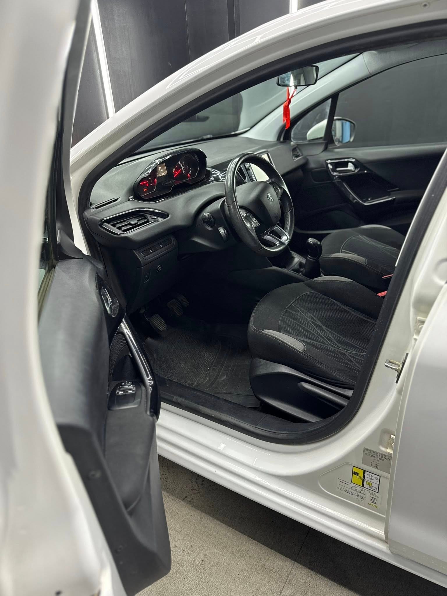 
PEUGEOT208 1o serie 1.4 VTi 95 CV 5P Allure2015 full									