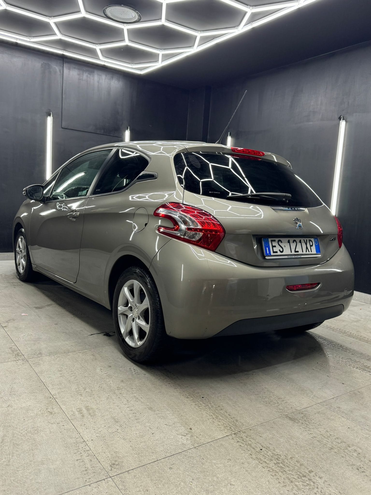 
PEUGEOT 208 1o serie PureTech 82 3P Allure 2013 full									