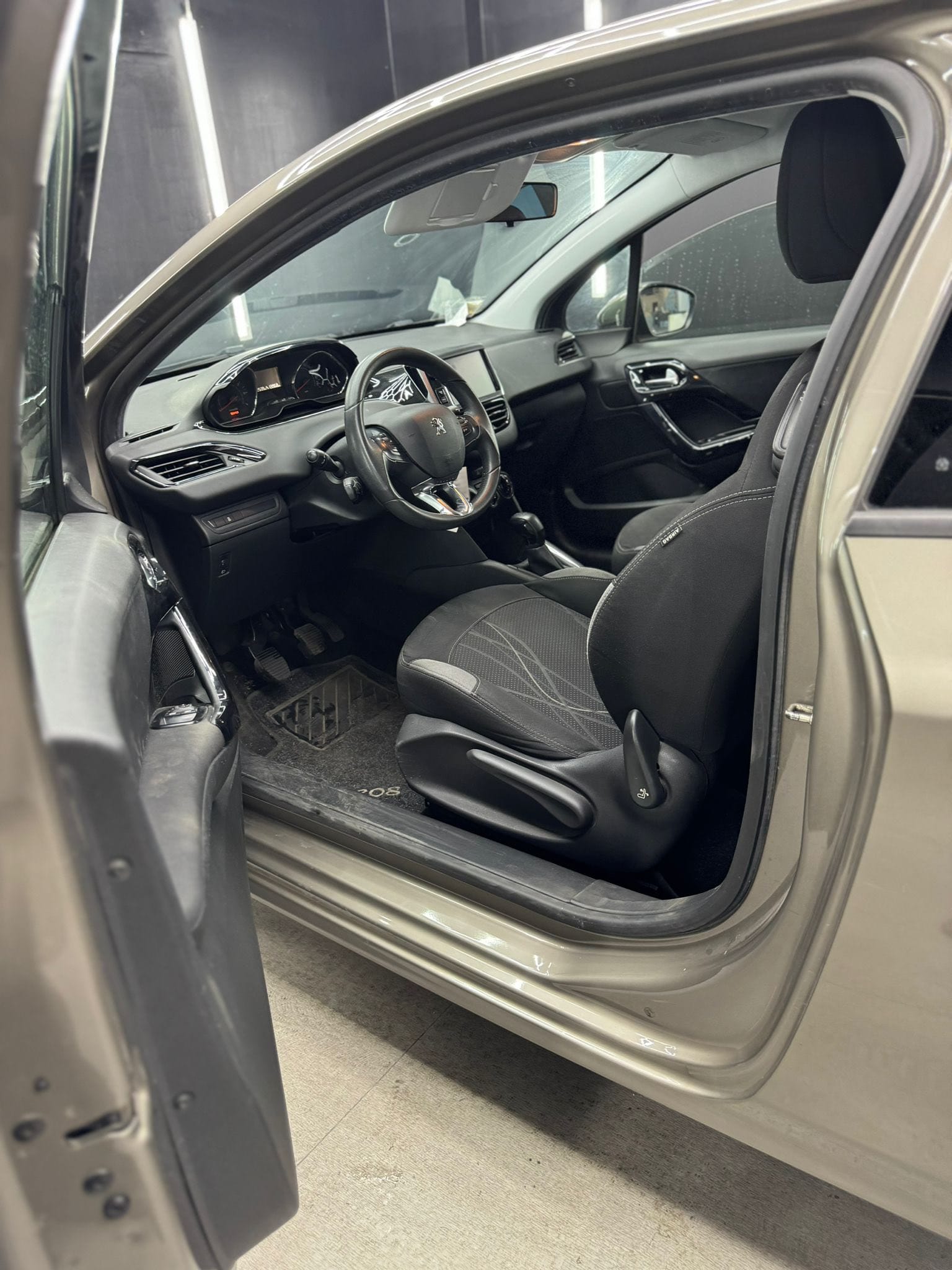 
PEUGEOT 208 1o serie PureTech 82 3P Allure 2013 full									