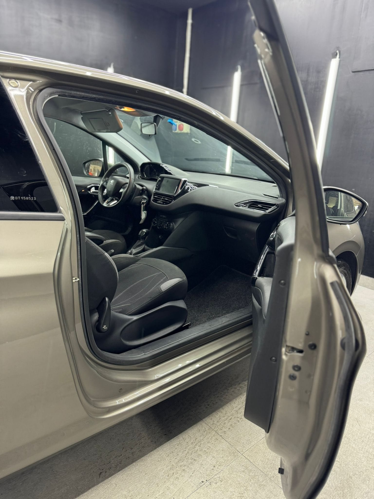 
PEUGEOT 208 1o serie PureTech 82 3P Allure 2013 full									