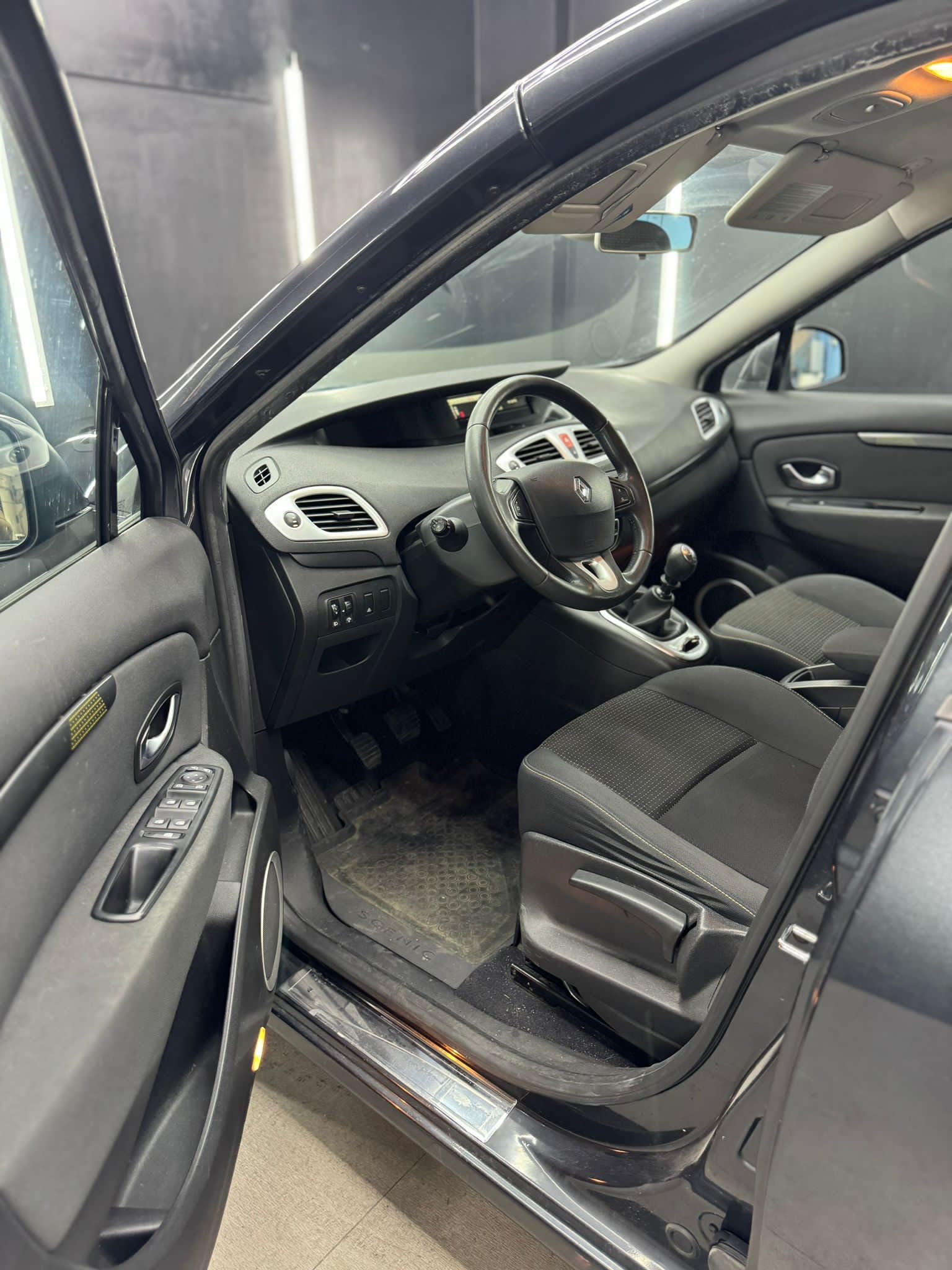 
RENAULT SCENIC 1.9 dCi 130CV Luxe 2010 full									