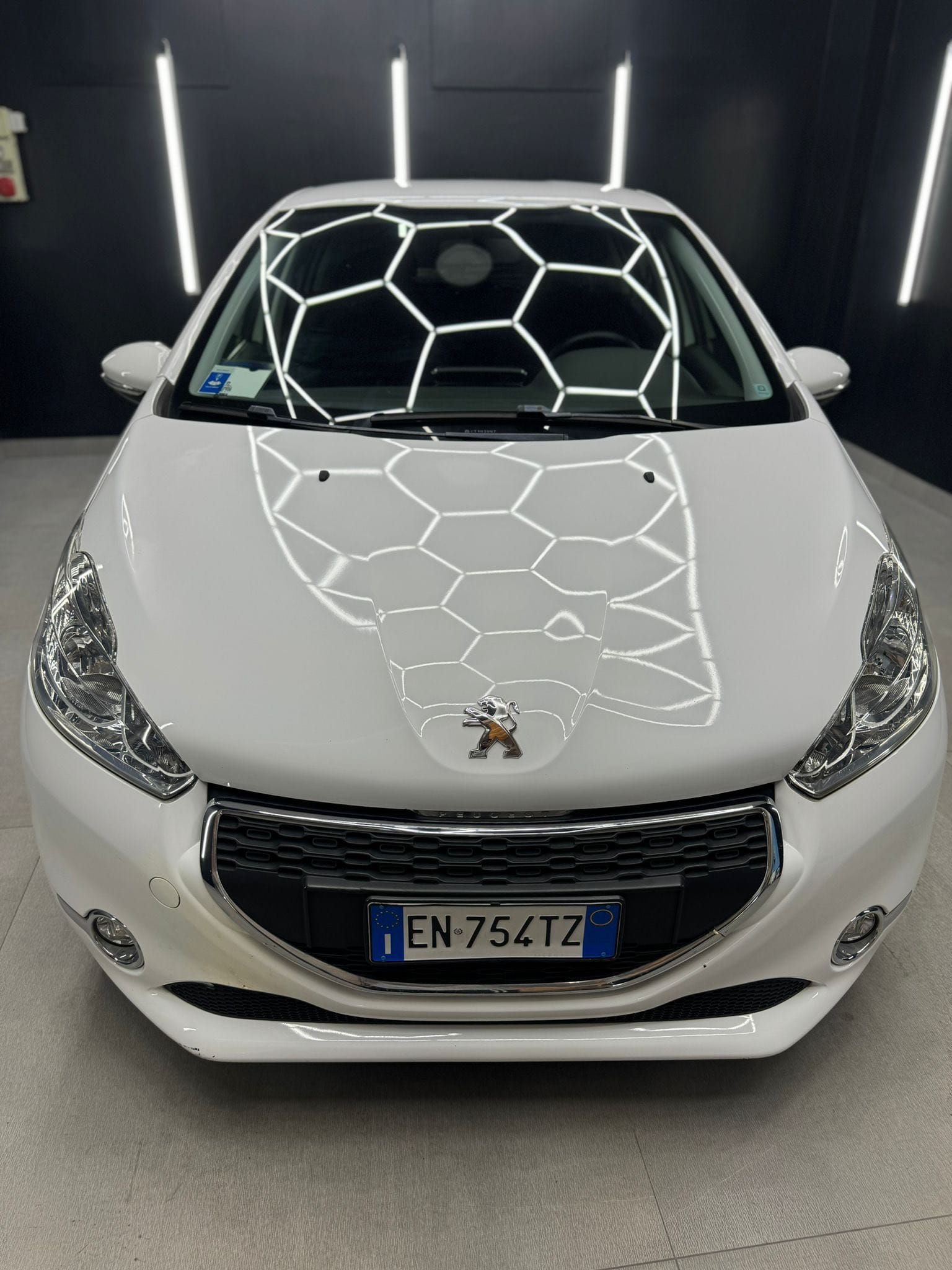 
PEUGEOT208 1o serie 1.2 VTi 82 CV 5P Allure2012 full									