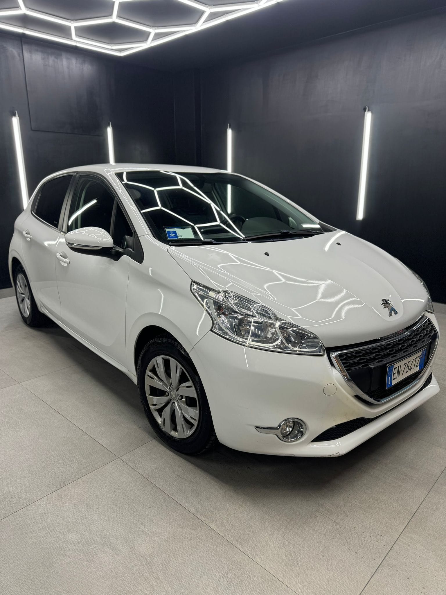 
PEUGEOT208 1o serie 1.2 VTi 82 CV 5P Allure2012 full									