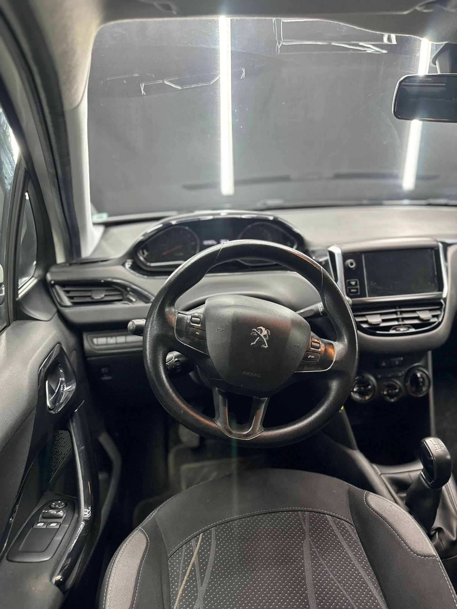 
PEUGEOT208 1o serie 1.2 VTi 82 CV 5P Allure2012 full									