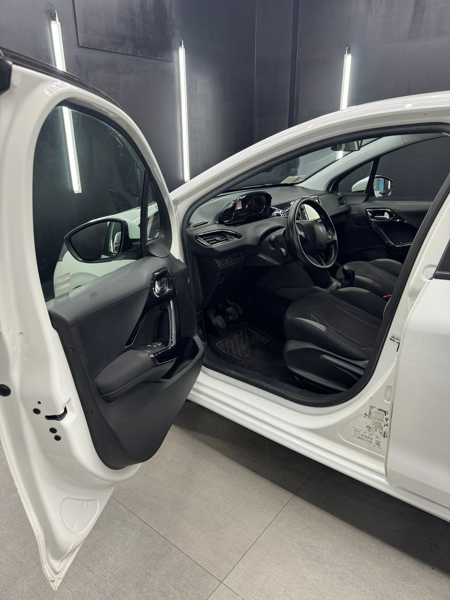 
PEUGEOT208 1o serie 1.2 VTi 82 CV 5P Allure2012 full									