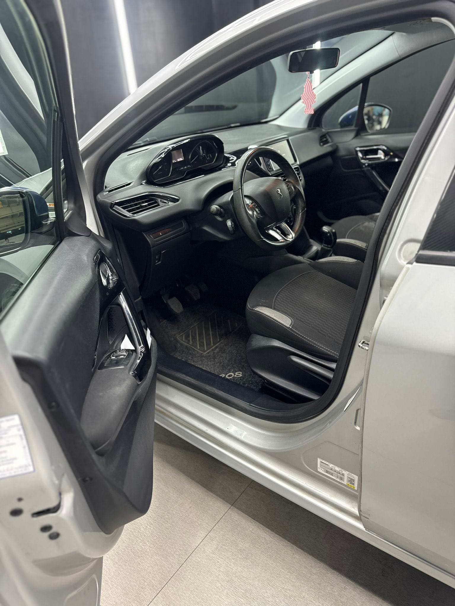 
PEUGEOT208 1o serie PureTech 82 5P Allure2016 full									