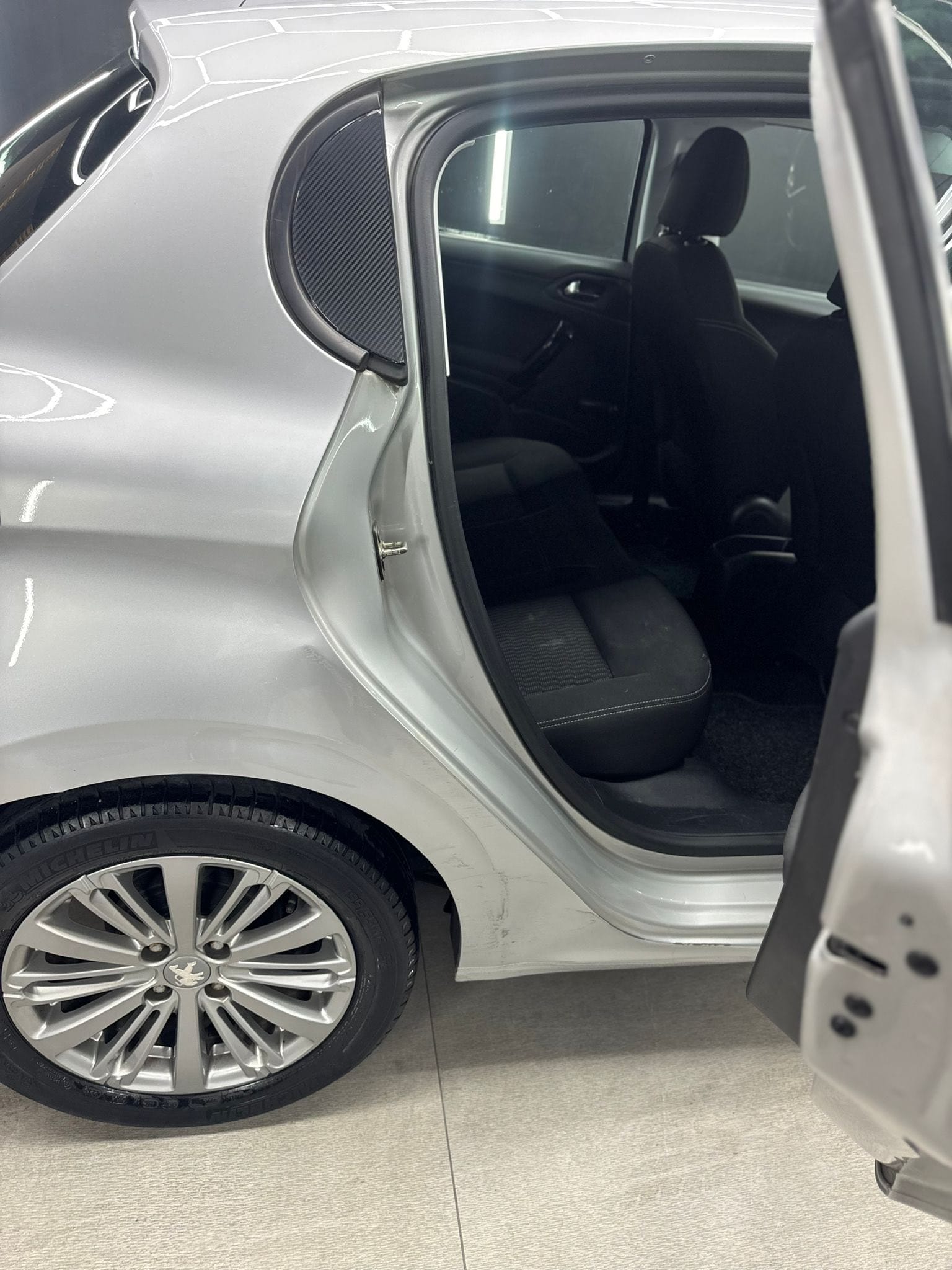 
PEUGEOT208 1o serie PureTech 82 5P Allure2016 full									