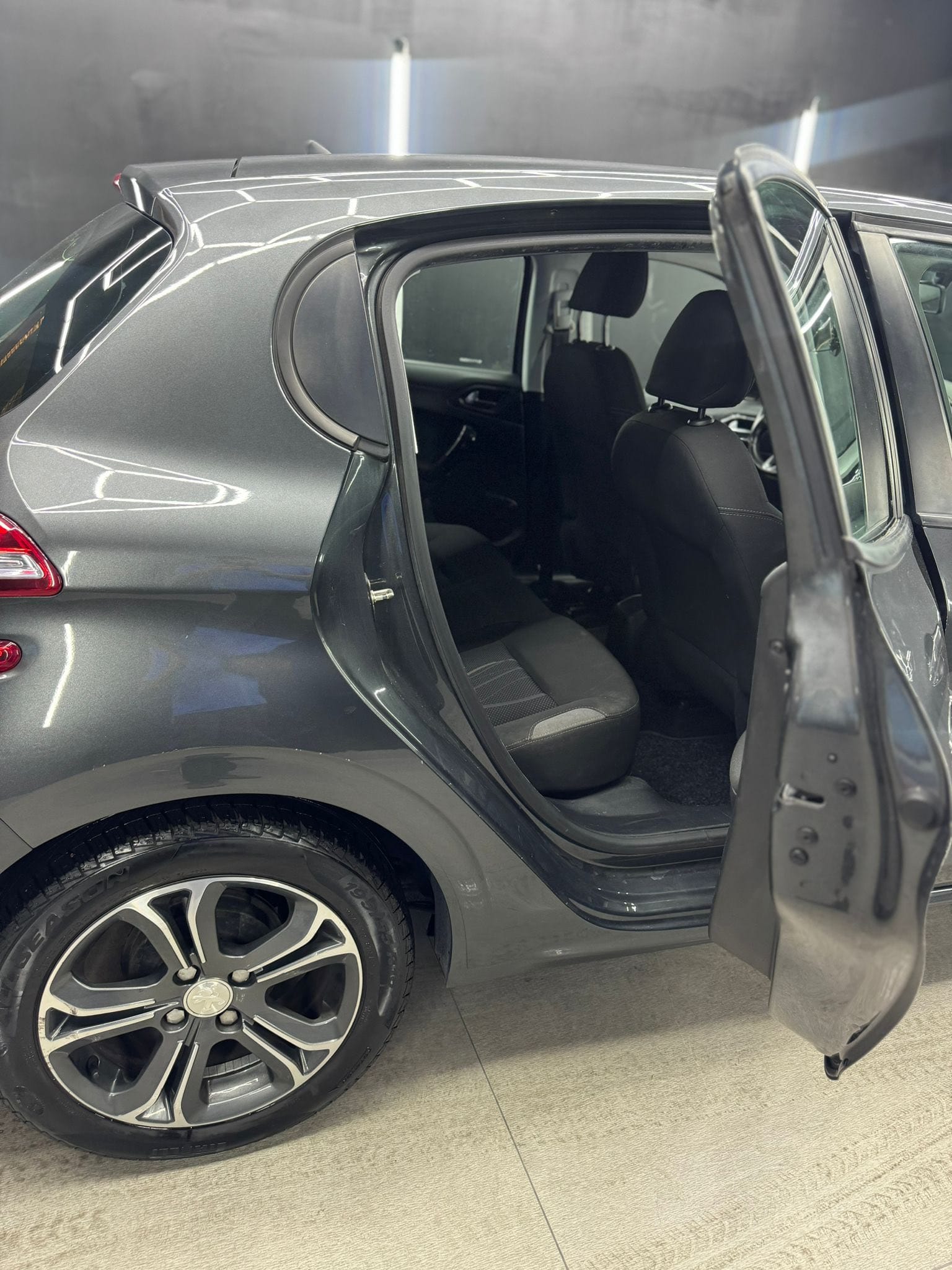 
PEUGEOT208 1o serie PureTech 82 5P Allure2015 full									