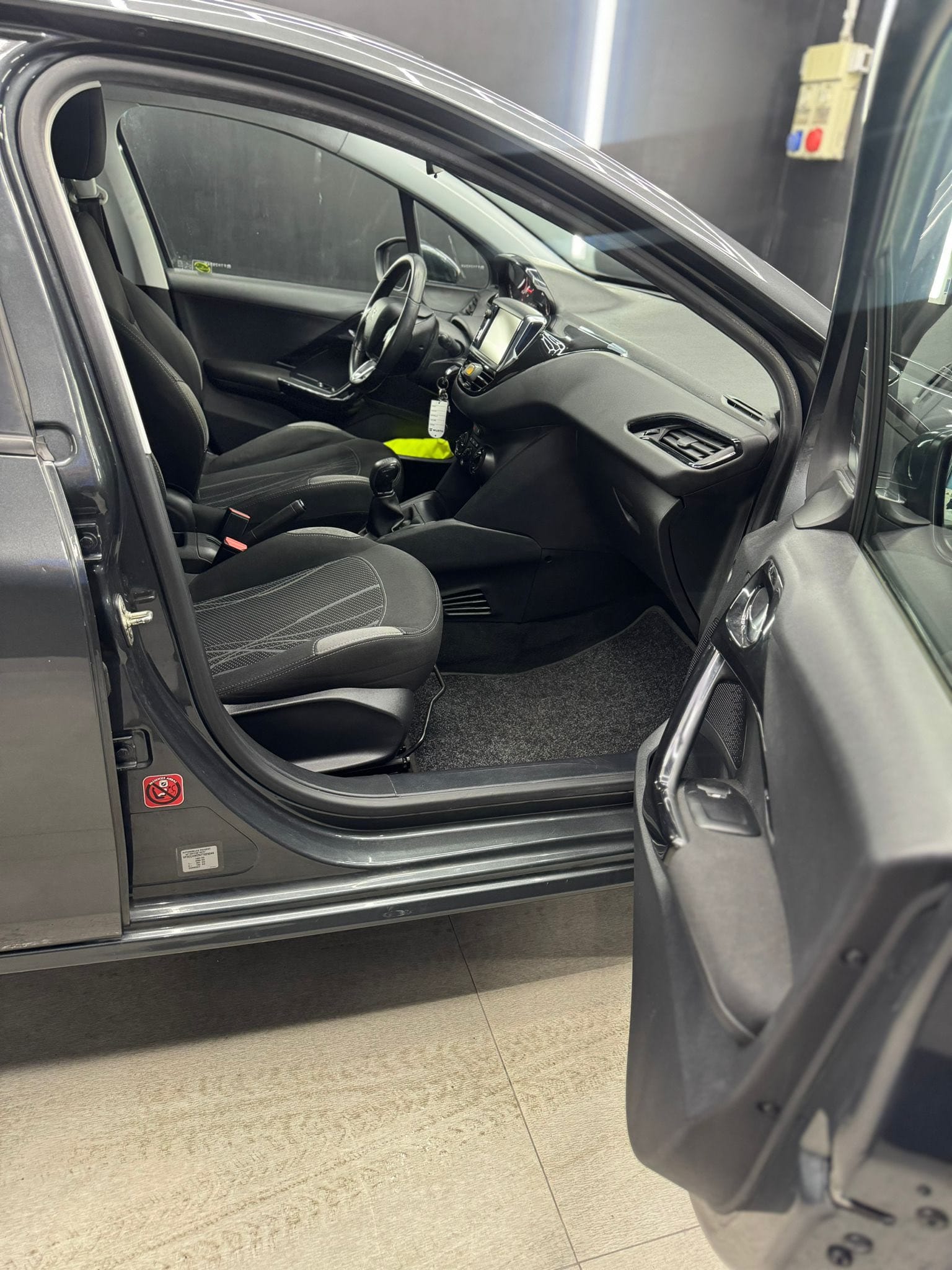 
PEUGEOT208 1o serie PureTech 82 5P Allure2015 full									