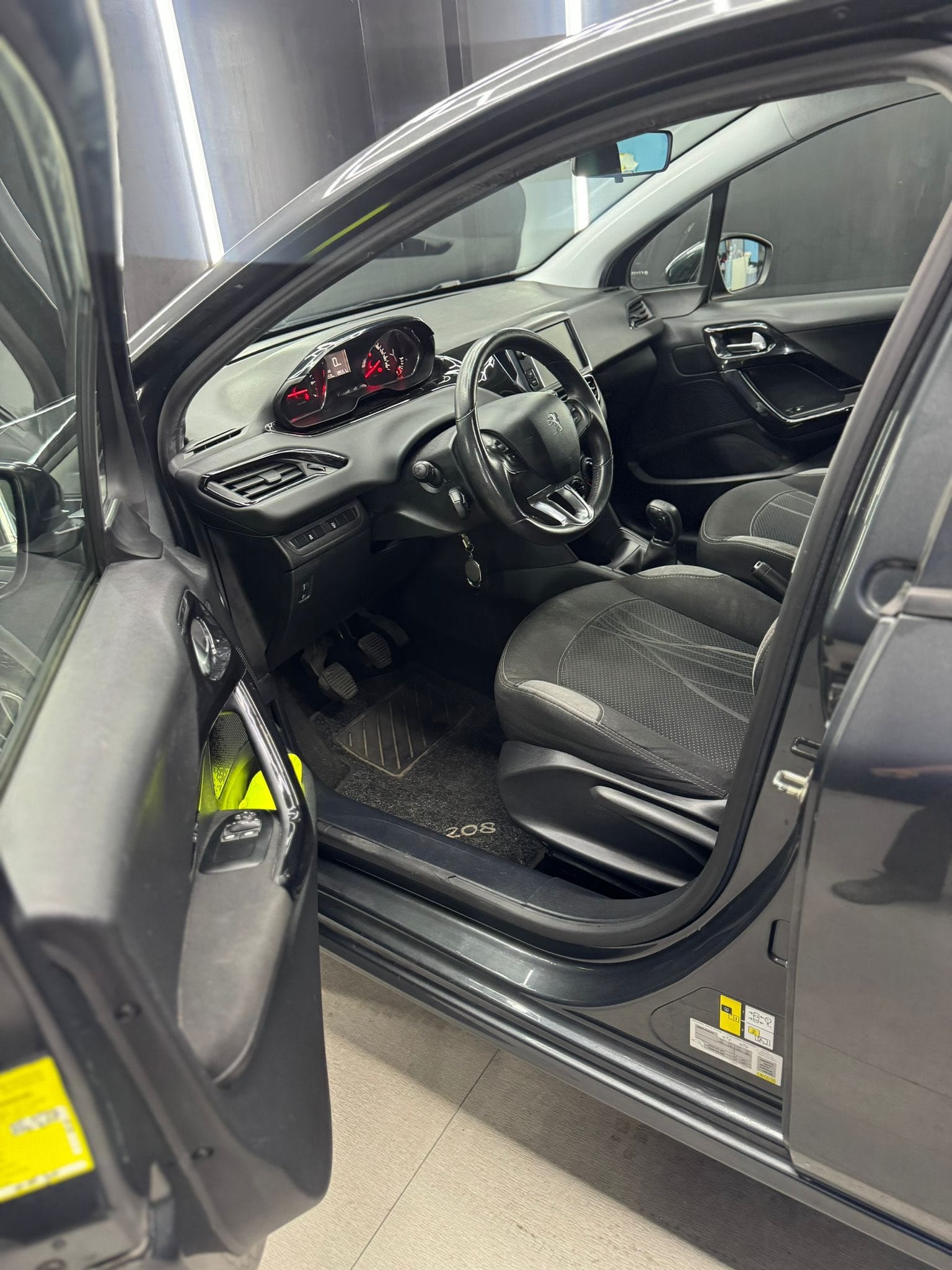 
PEUGEOT208 1o serie PureTech 82 5P Allure2015 full									