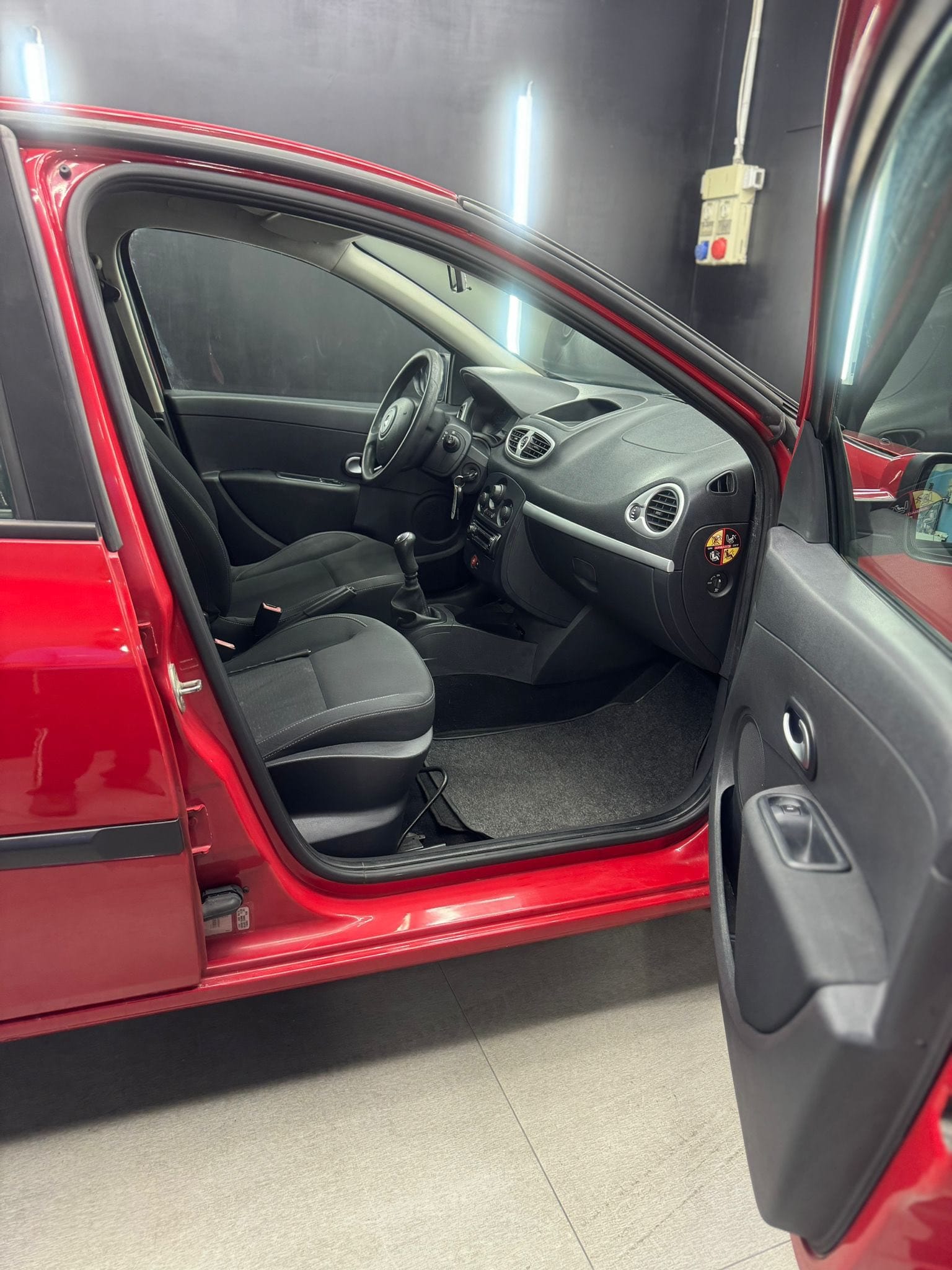 
RENAULTClio 1.2 16V 5P GPL Dynamique2009 full									