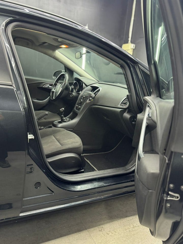 
OPELAstra 1.4 Turbo 140CV Sports Tourer GPL Tech Cosmo2014 full									