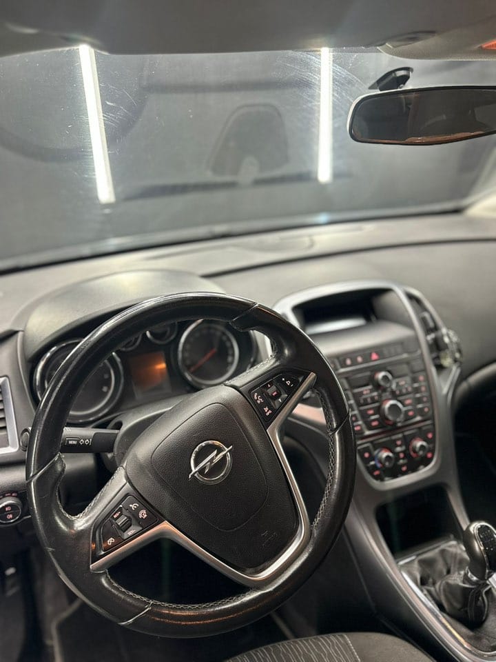 
OPELAstra 1.4 Turbo 140CV Sports Tourer GPL Tech Cosmo2014 full									