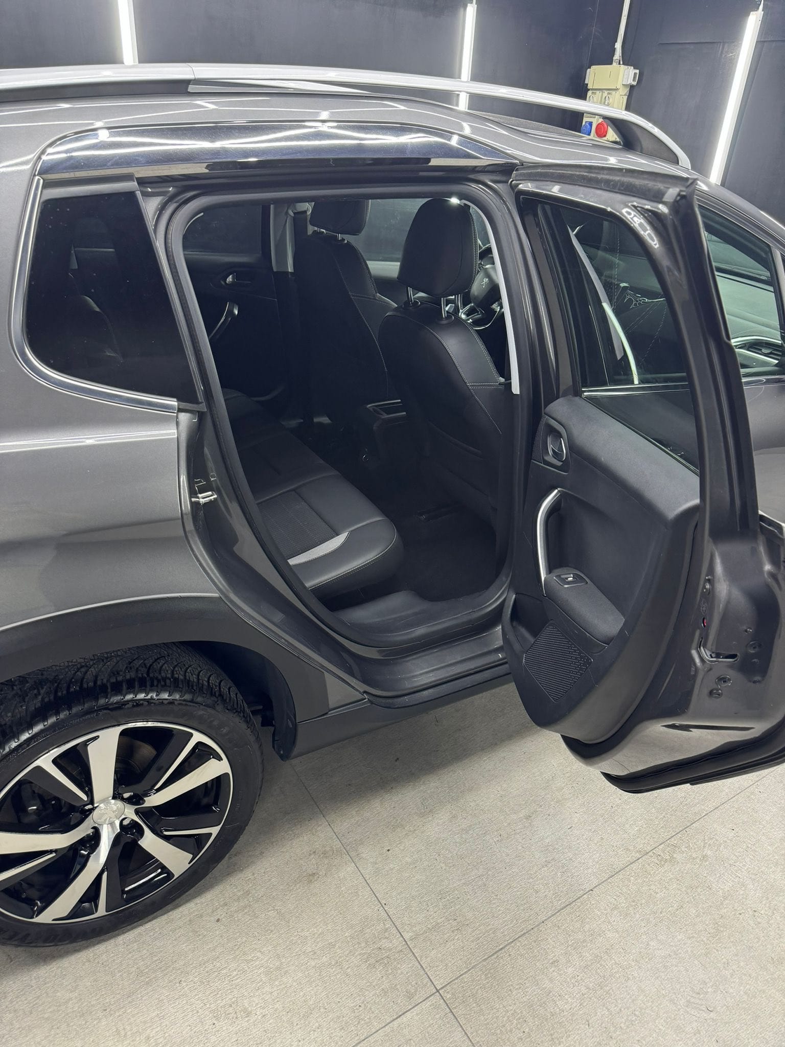 
PEUGEOT2008 1o serie PureTech Turbo 110 SeS Black Matt2018 full									