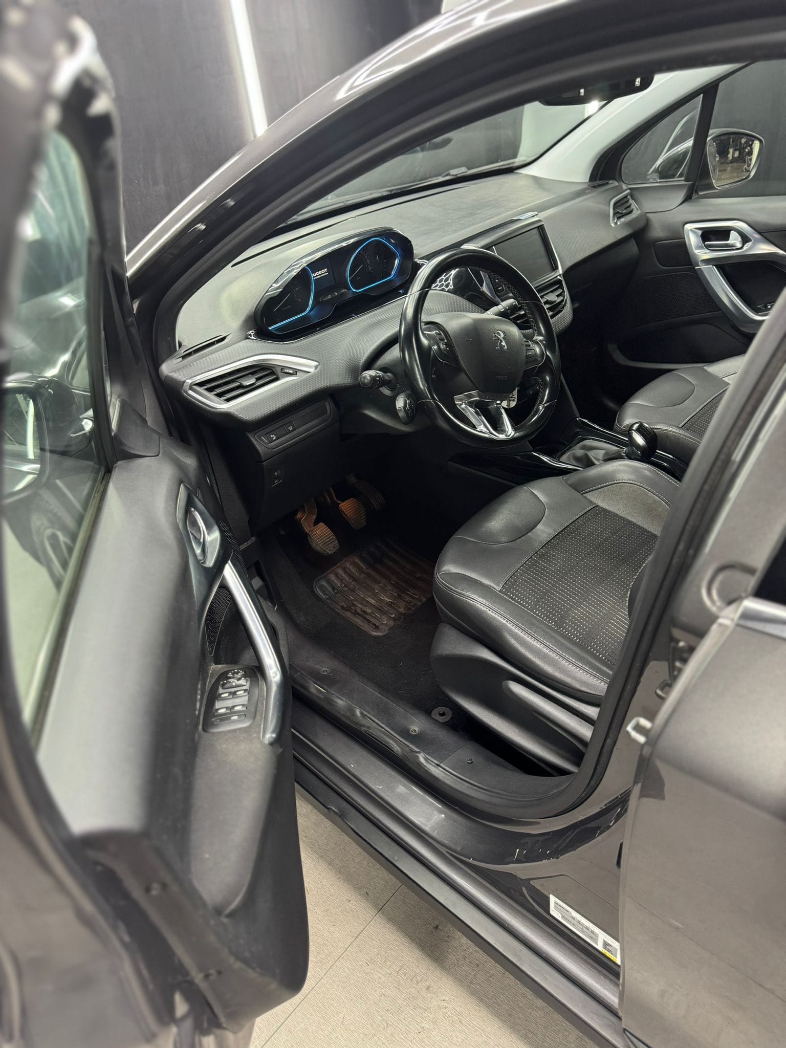 
PEUGEOT2008 1o serie PureTech Turbo 110 SeS Black Matt2018 full									