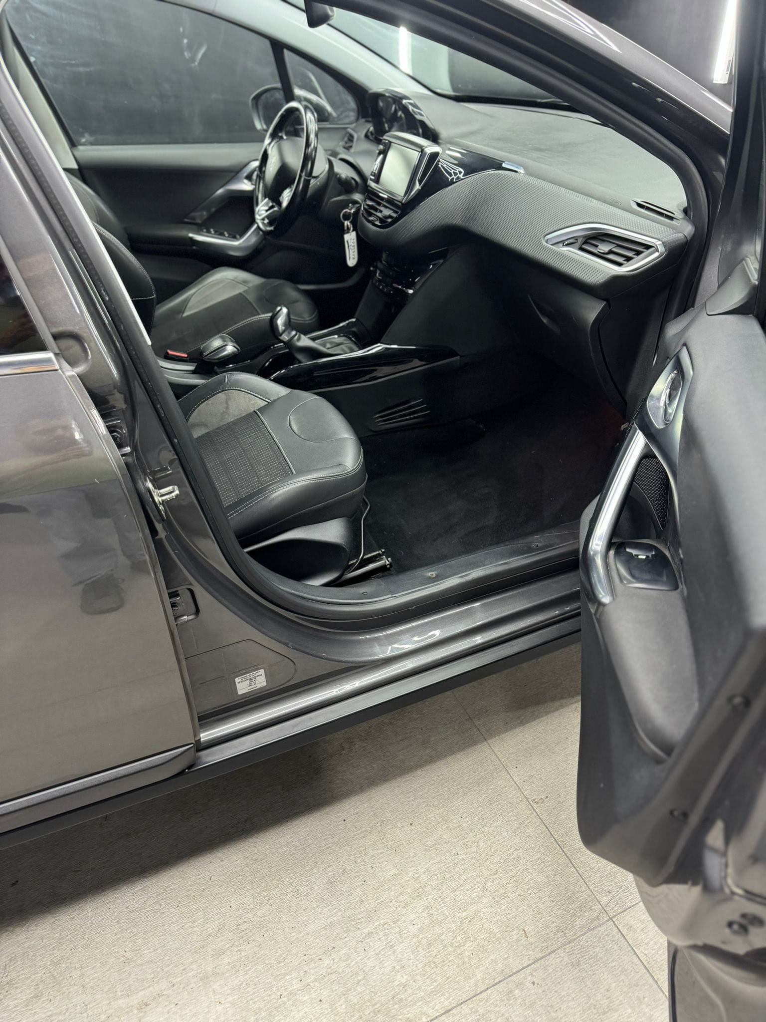 
PEUGEOT2008 1o serie PureTech Turbo 110 SeS Black Matt2018 full									