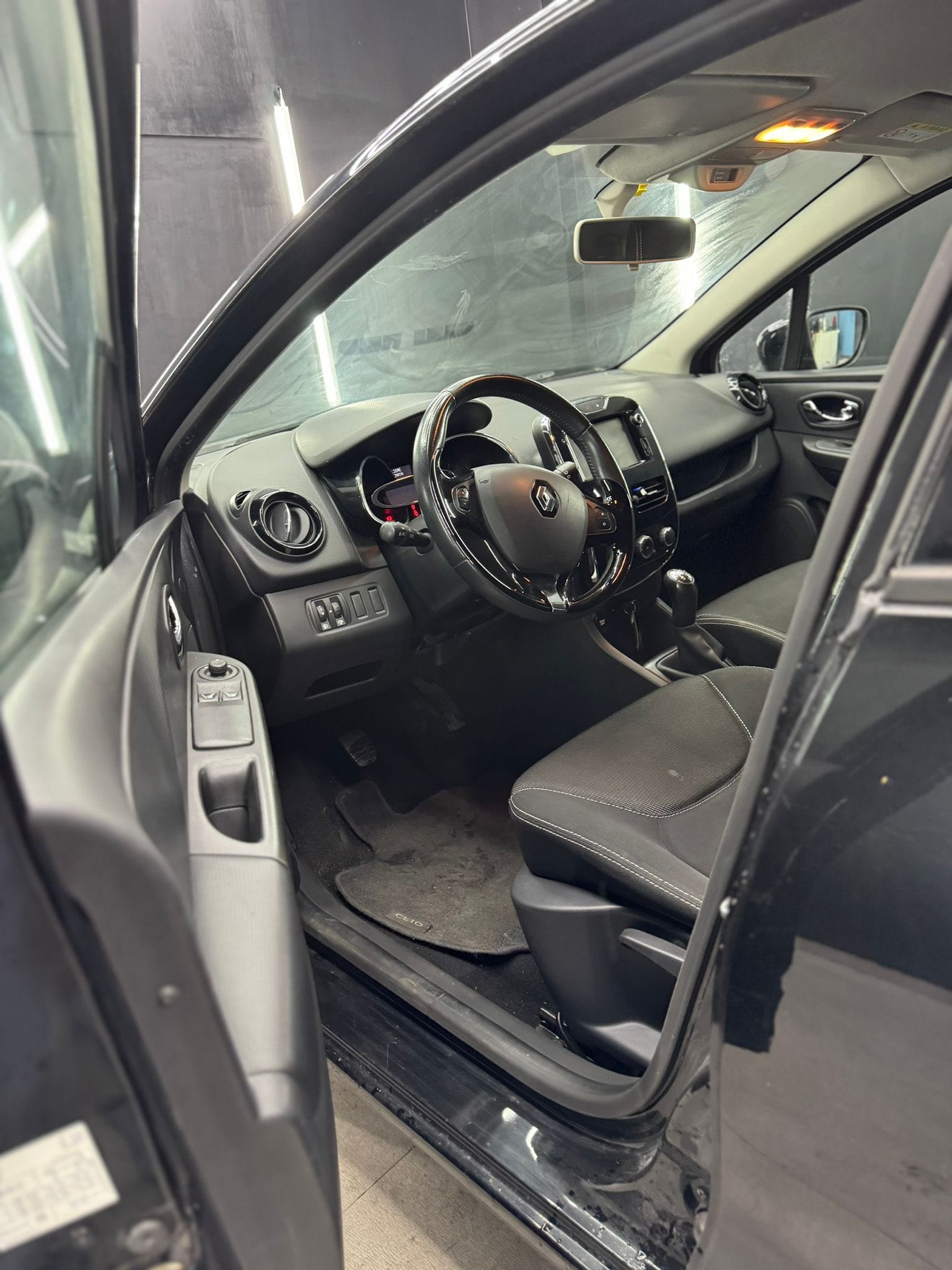 
RENAULTClio 1.2 75CV 5P Costume National2014 full									