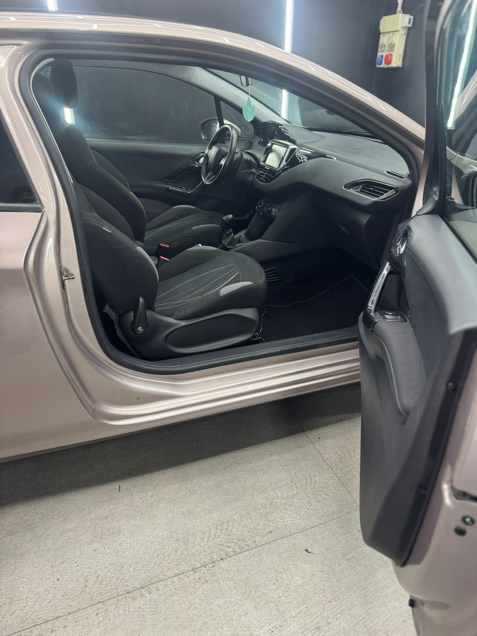 
PEUGEOT208 1o serie 1.4 VTi 95 CV 3P Allure2012 full									