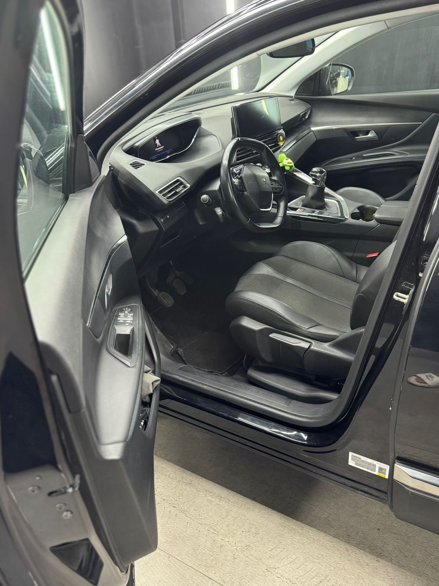 
PEUGEOT3008 BlueHDi 130 S&S Allure Pack2023 full									