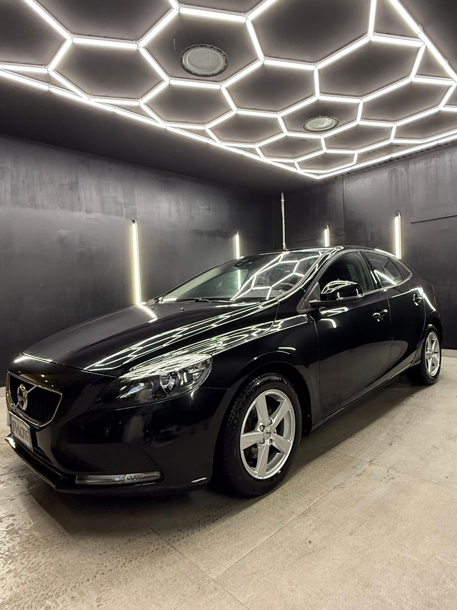 VOLVOV40 D2 R-design Momentum2019