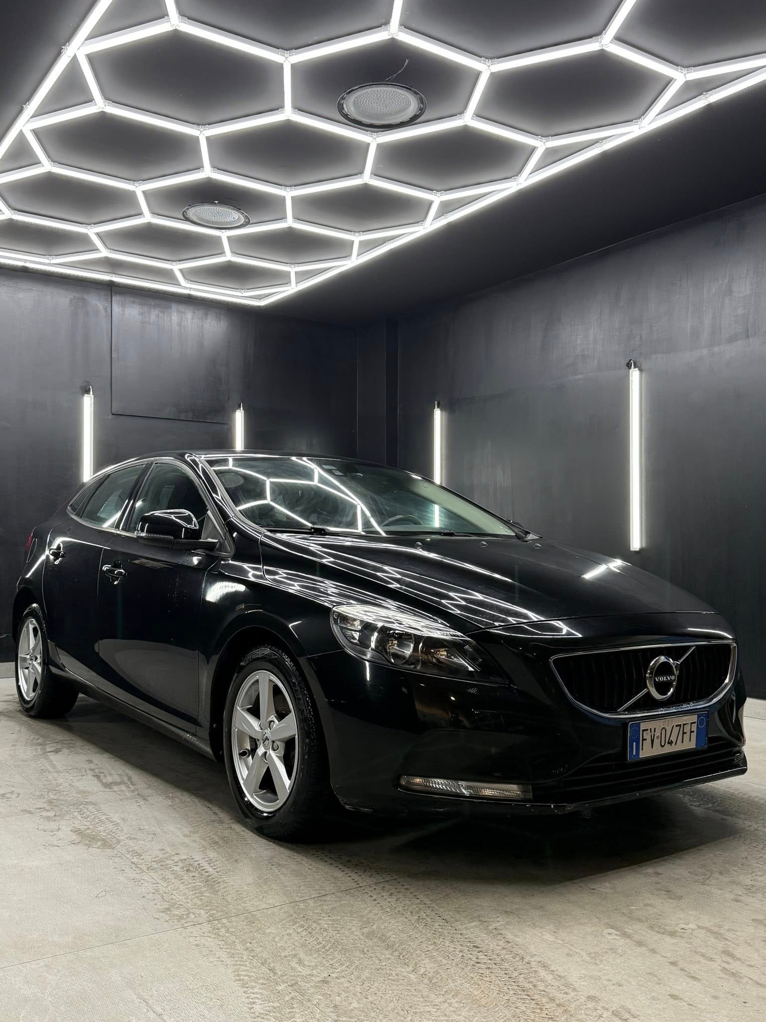 
VOLVOV40 D2 R-design Momentum2019 full									