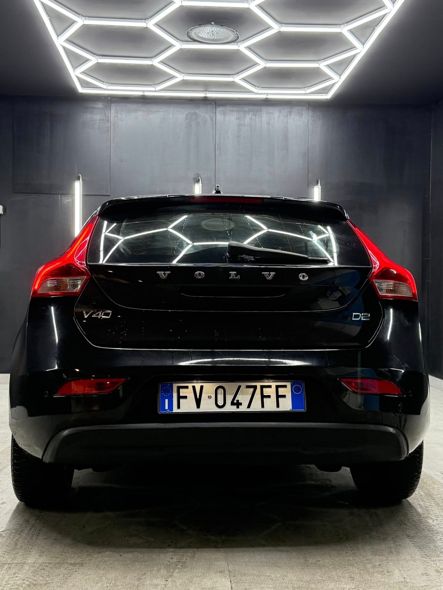 
VOLVOV40 D2 R-design Momentum2019 full									