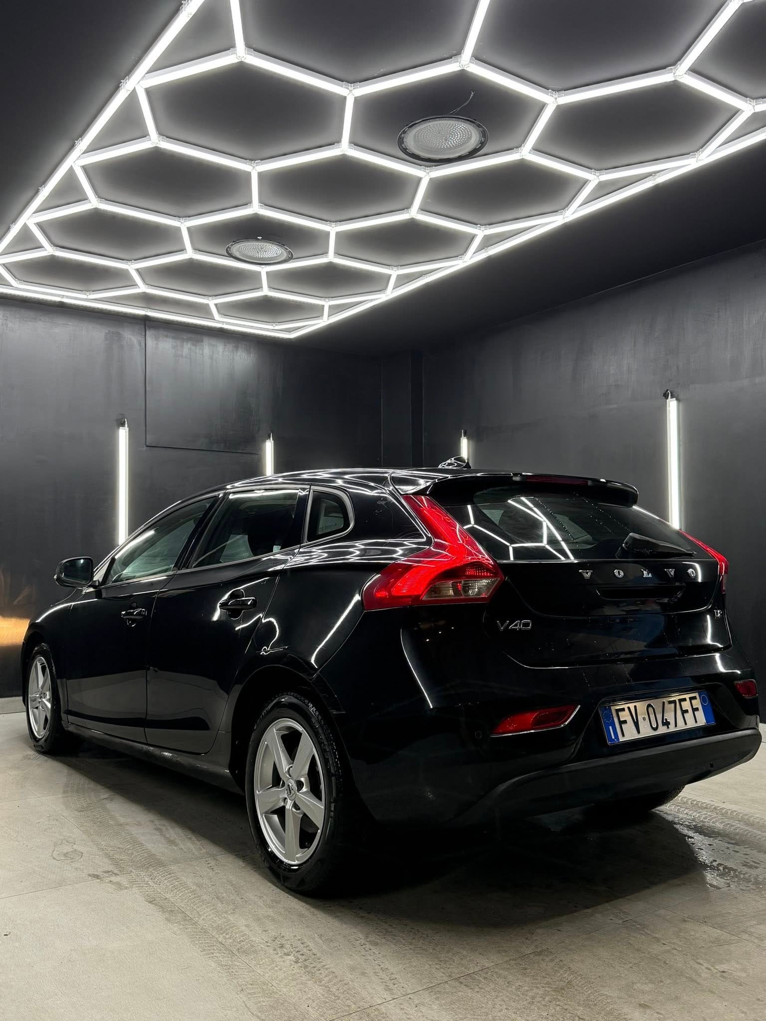 
VOLVOV40 D2 R-design Momentum2019 full									