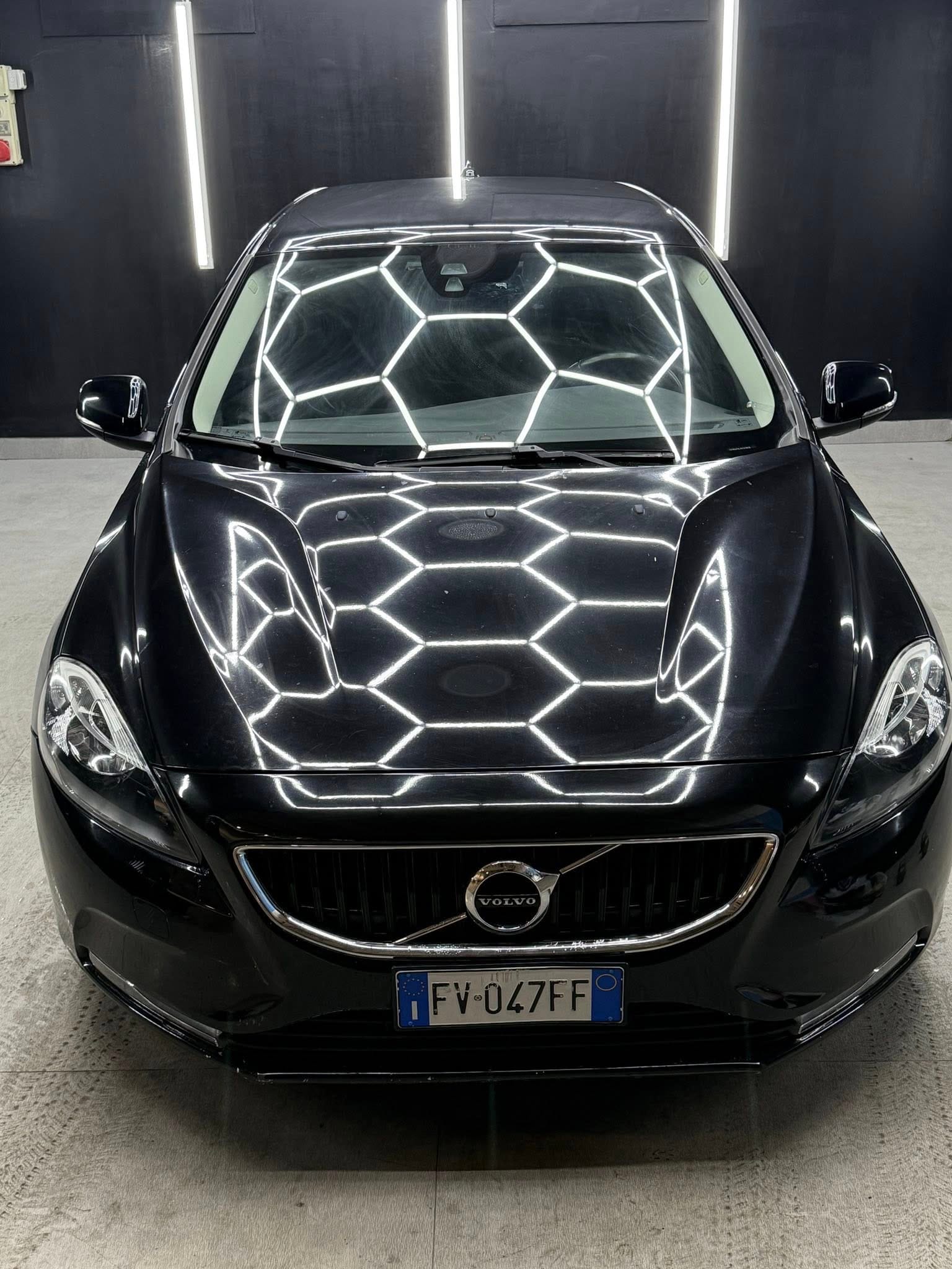 
VOLVOV40 D2 R-design Momentum2019 full									